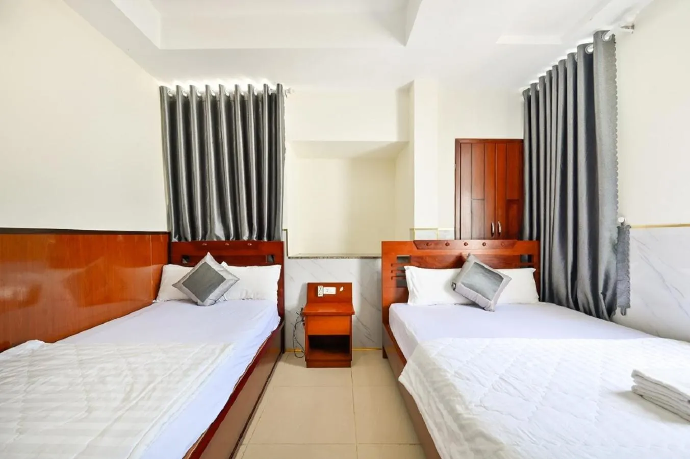 Bed in An Binh 2 hotel near Dam Sen Park