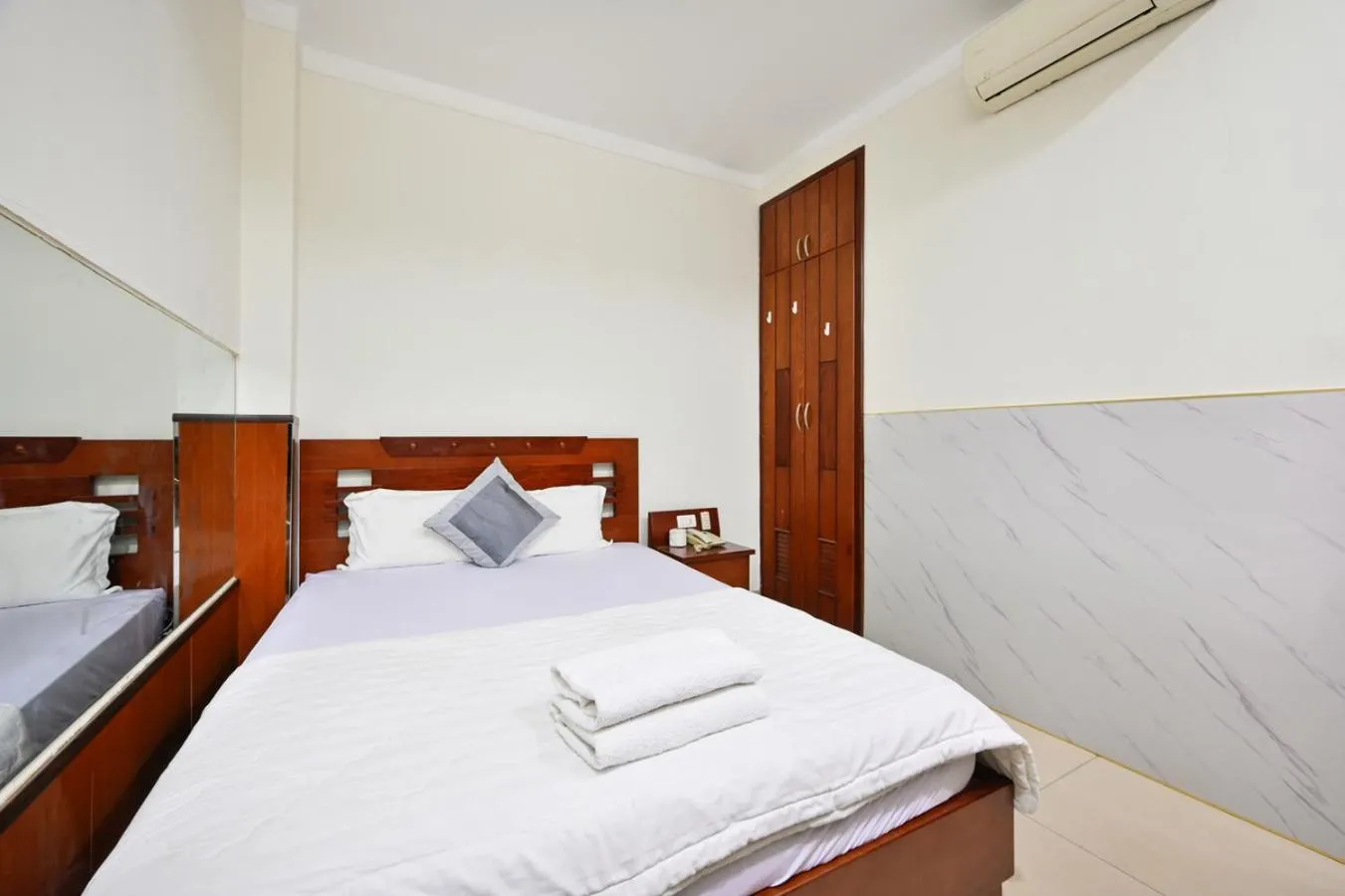 Bed in An Binh 2 hotel near Dam Sen Park