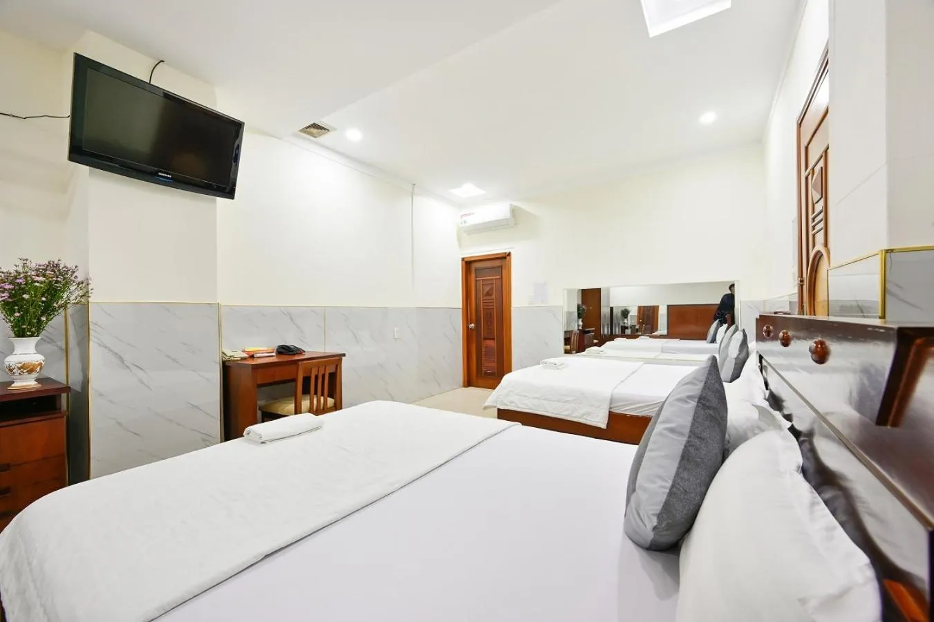 Bed in An Binh 2 hotel near Dam Sen Park