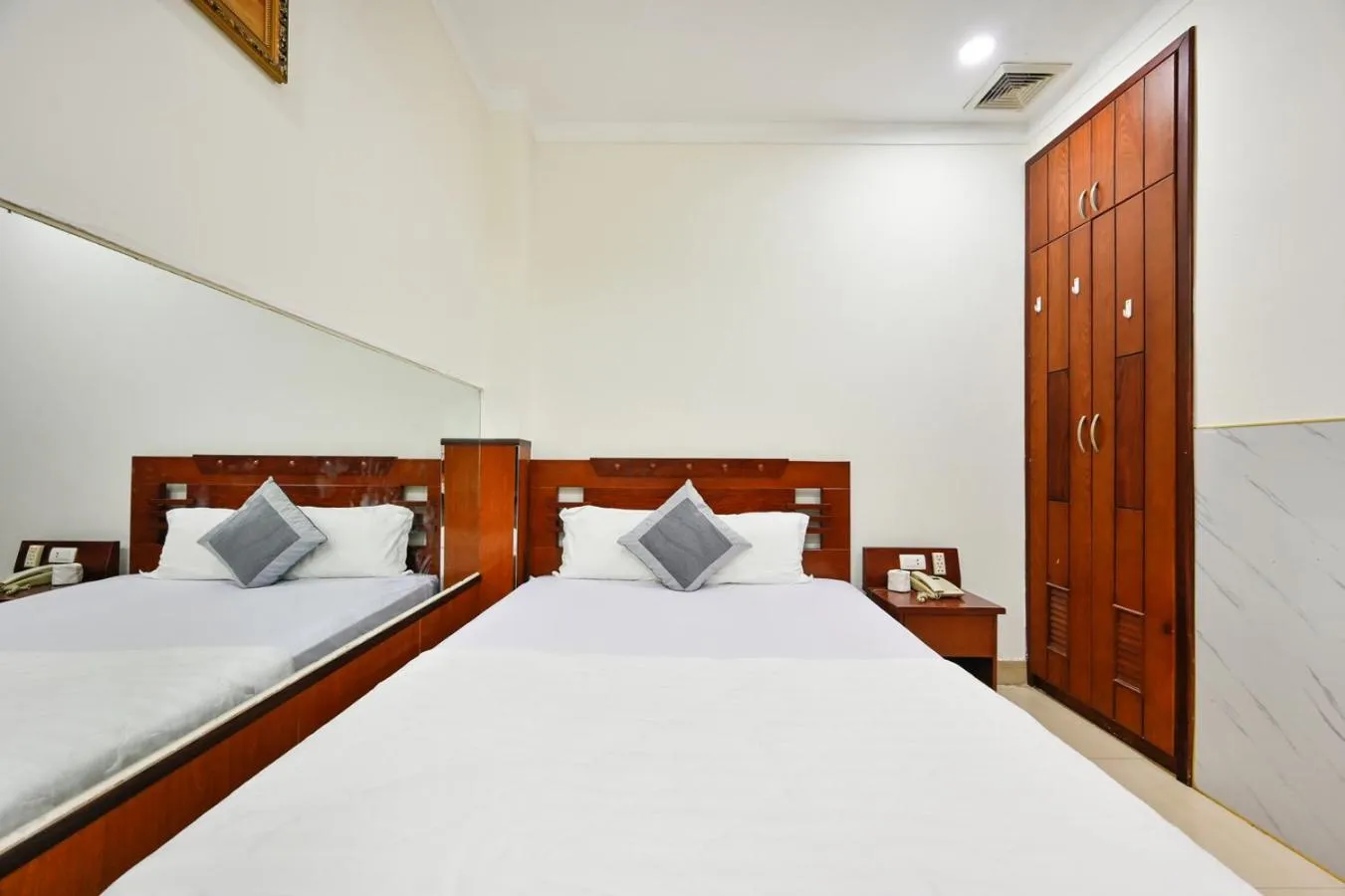 Bed in An Binh 2 hotel near Dam Sen Park