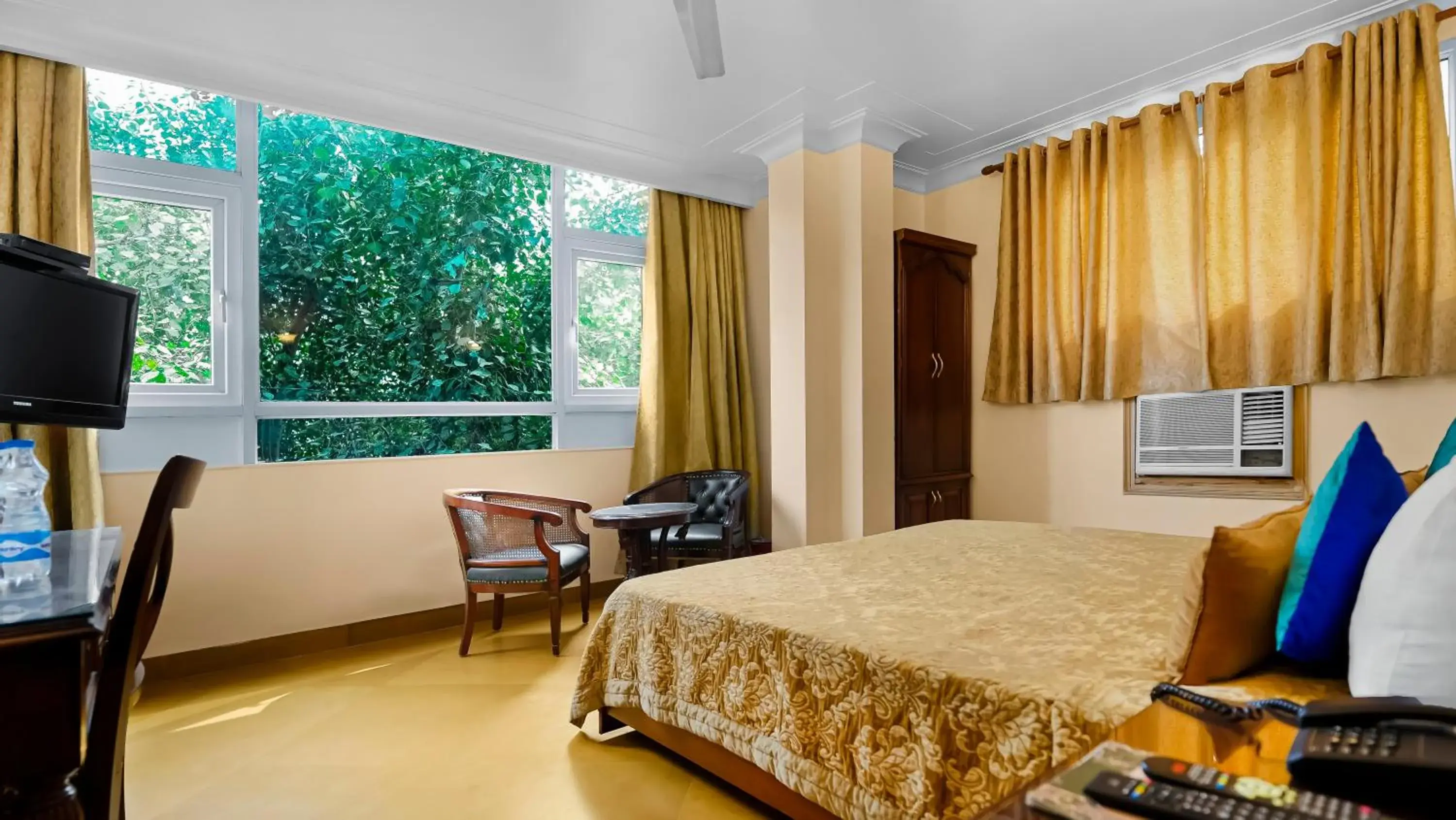 Garden view, Bed in Hotel Ajanta - Colonial Charm Award Winning Luxury Hotel in the Heart of the City Garden view, Bed in Hotel Ajanta - Colonial Charm Award Winning Luxury Hotel in the Heart of the City