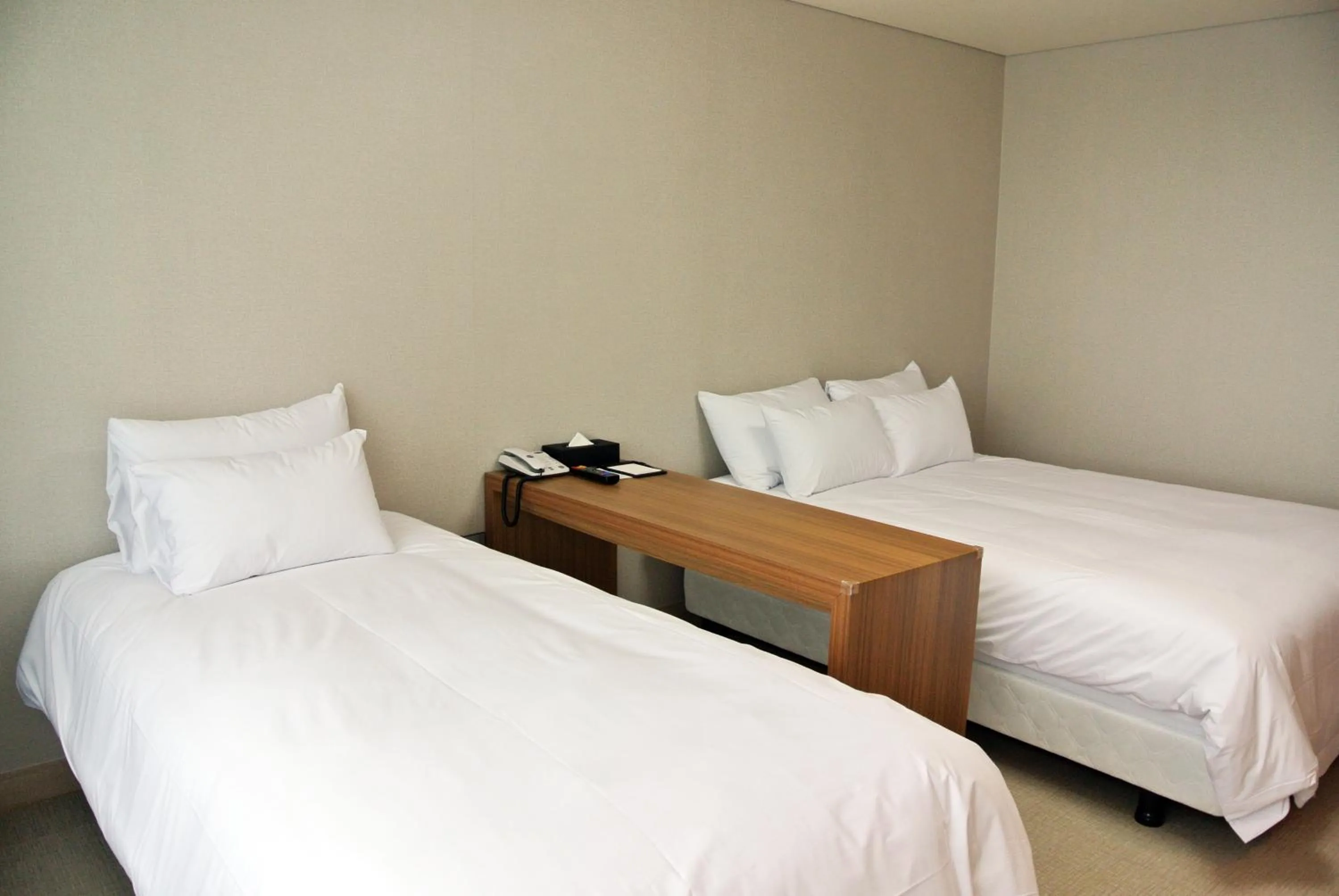 Seating area, Bed in Jeju Noblesse Hotel
