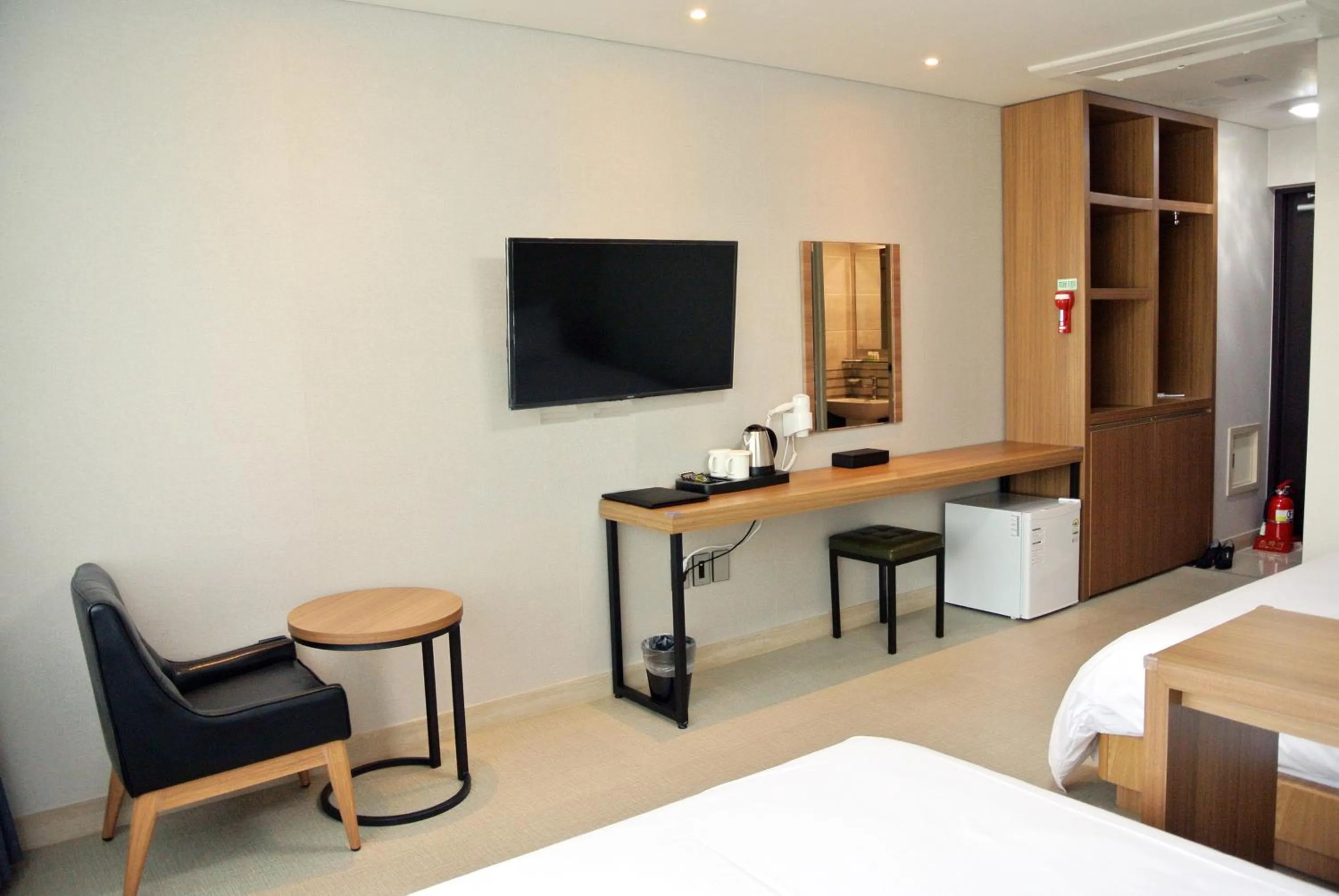 TV and multimedia, Bed in Jeju Noblesse Hotel