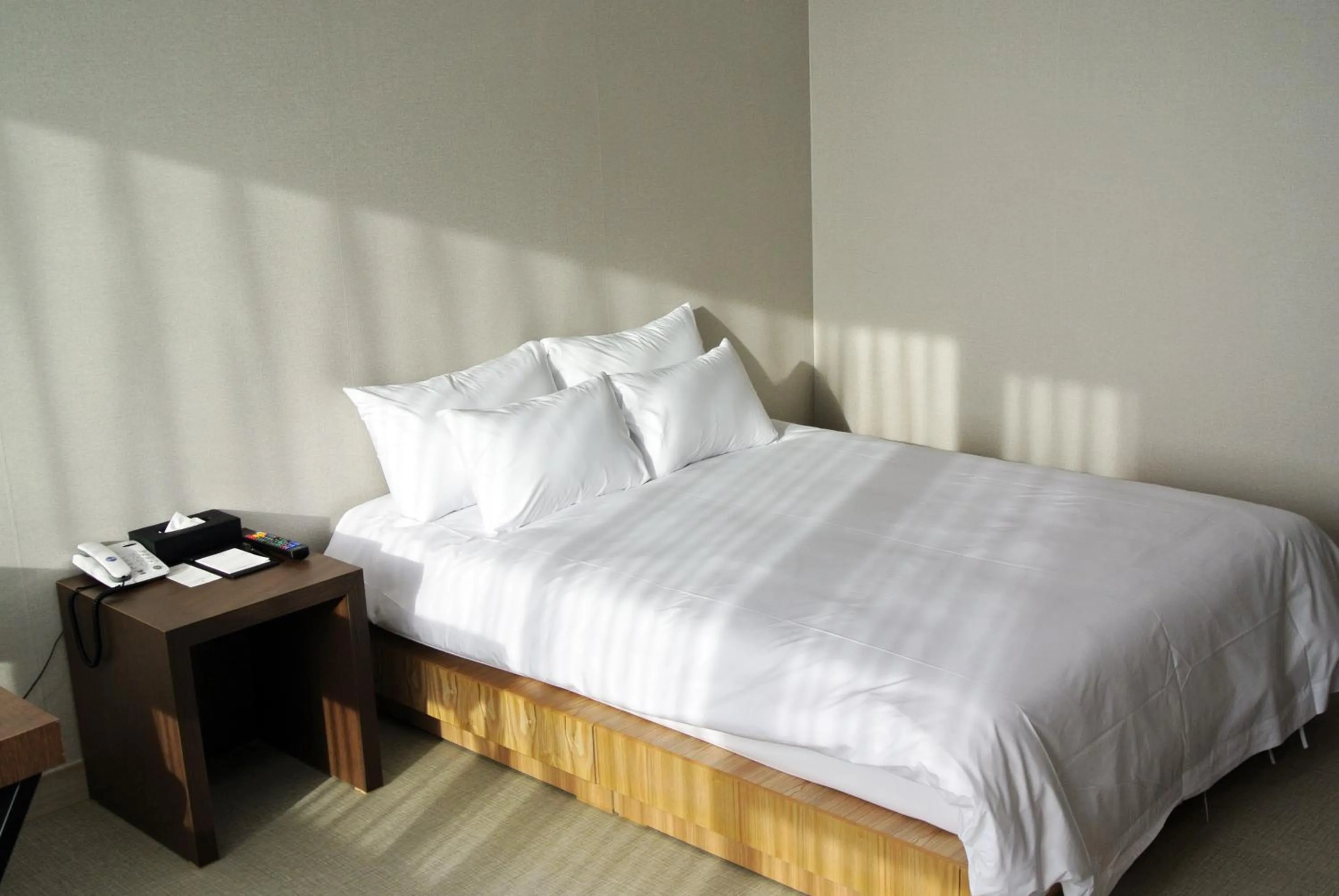 Bedroom, Bed in Jeju Noblesse Hotel