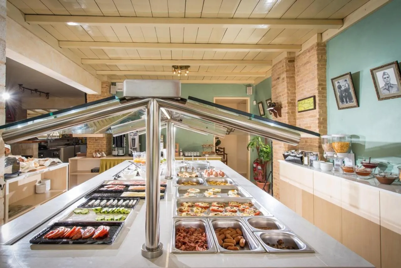 Restaurant/places to eat in Lofos Apartments