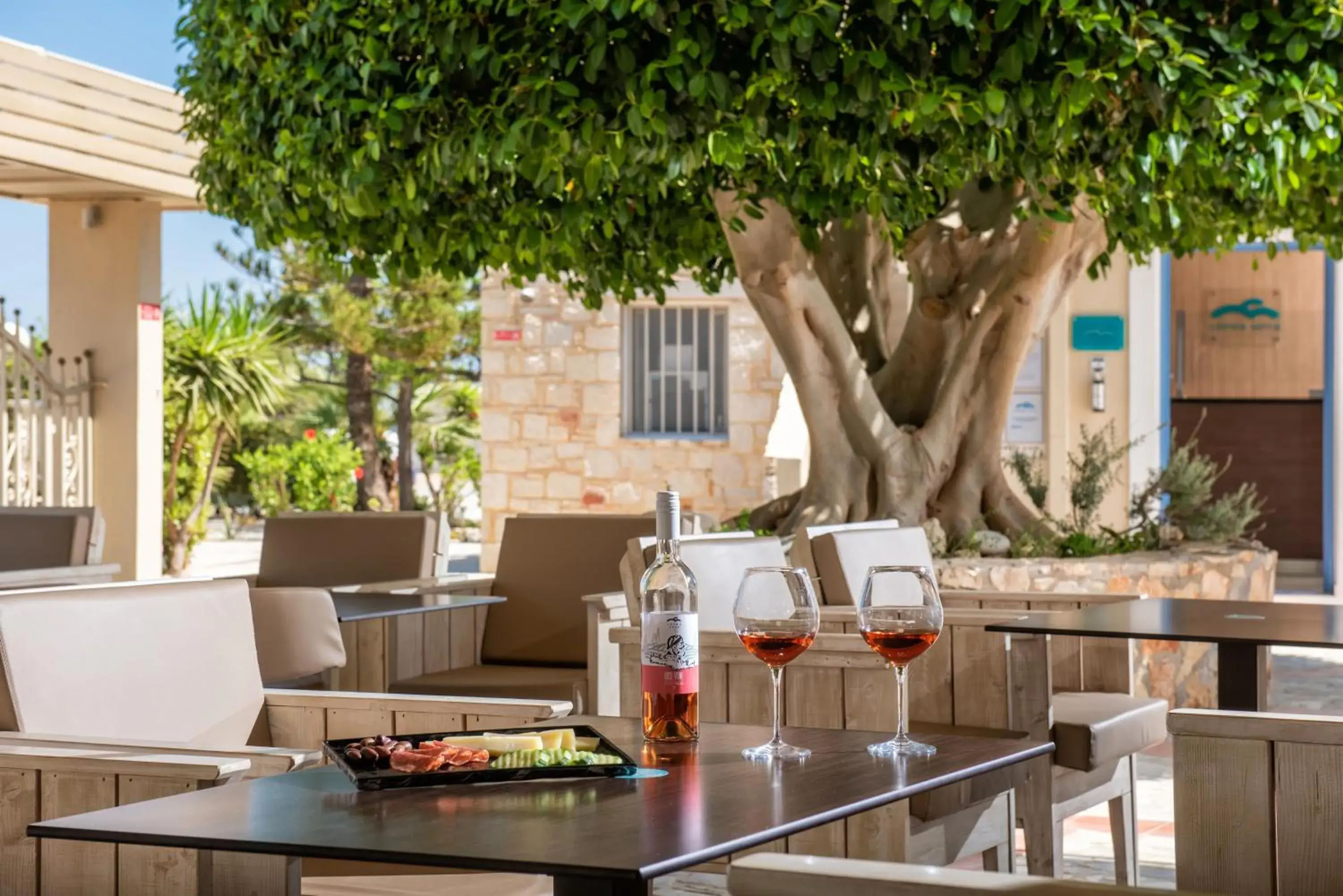 Restaurant/places to eat in Lofos Apartments Restaurant/places to eat in Lofos Apartments