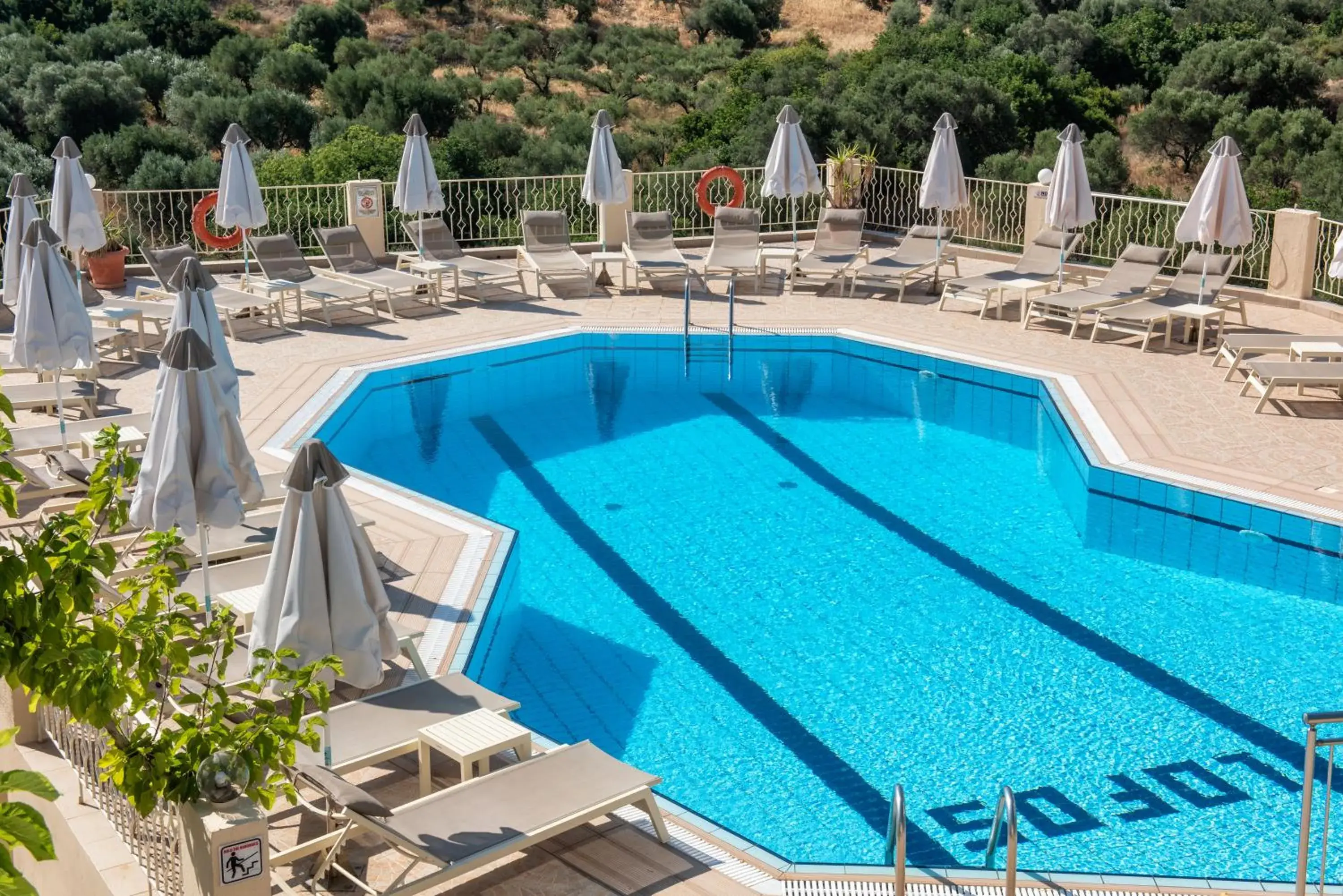 Swimming pool in Lofos Apartments Swimming pool in Lofos Apartments