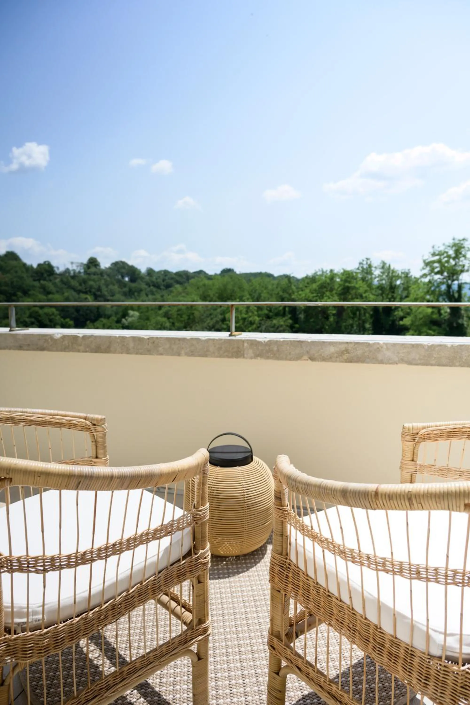Patio in Le Couvent des Minimes, un Hôtel & Spa L'Occitane en Provence