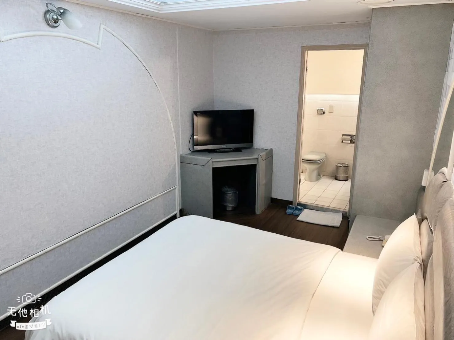 Bedroom, Bed in Blue Sky Hotel