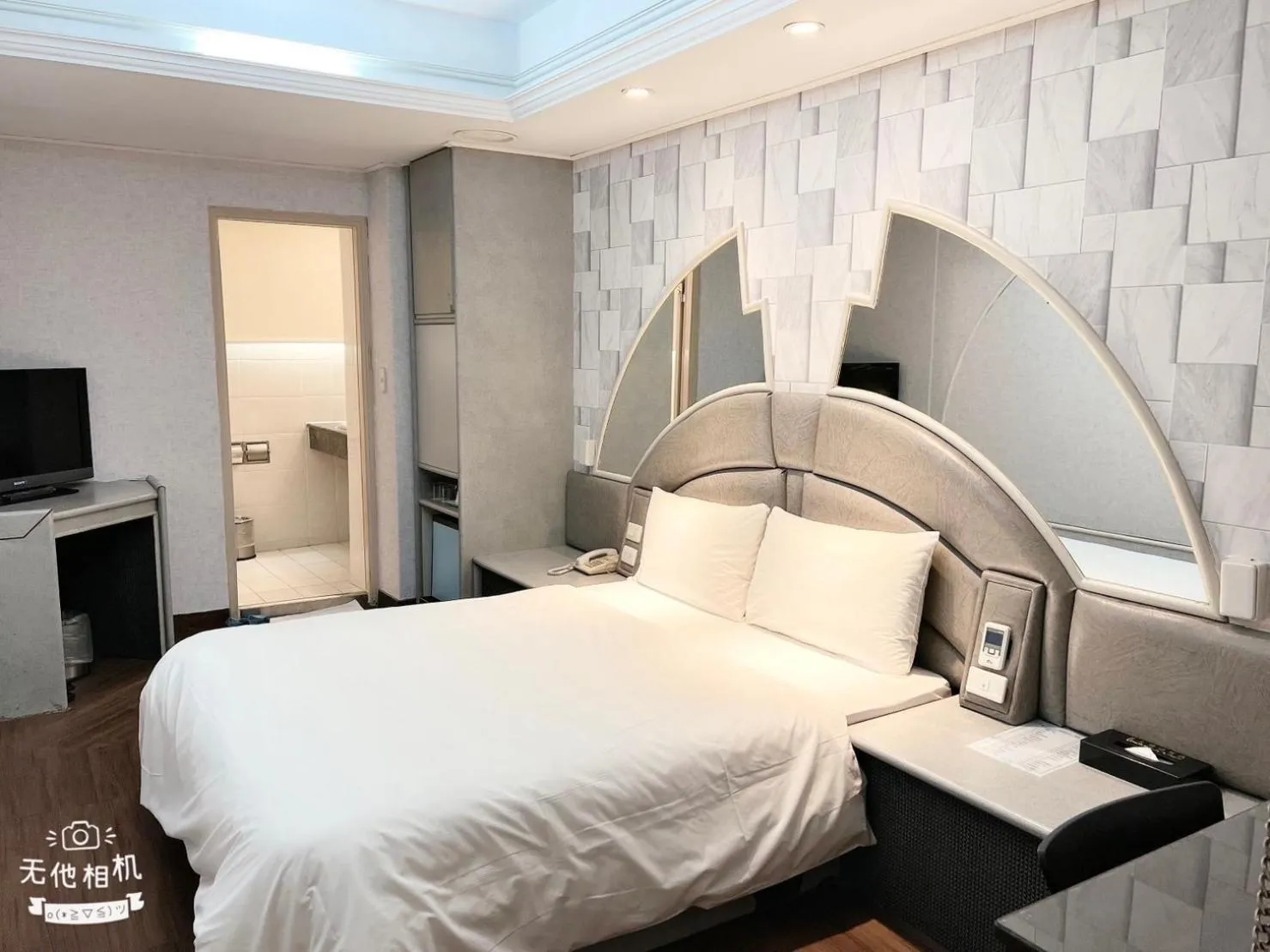 Bedroom, Bed in Blue Sky Hotel