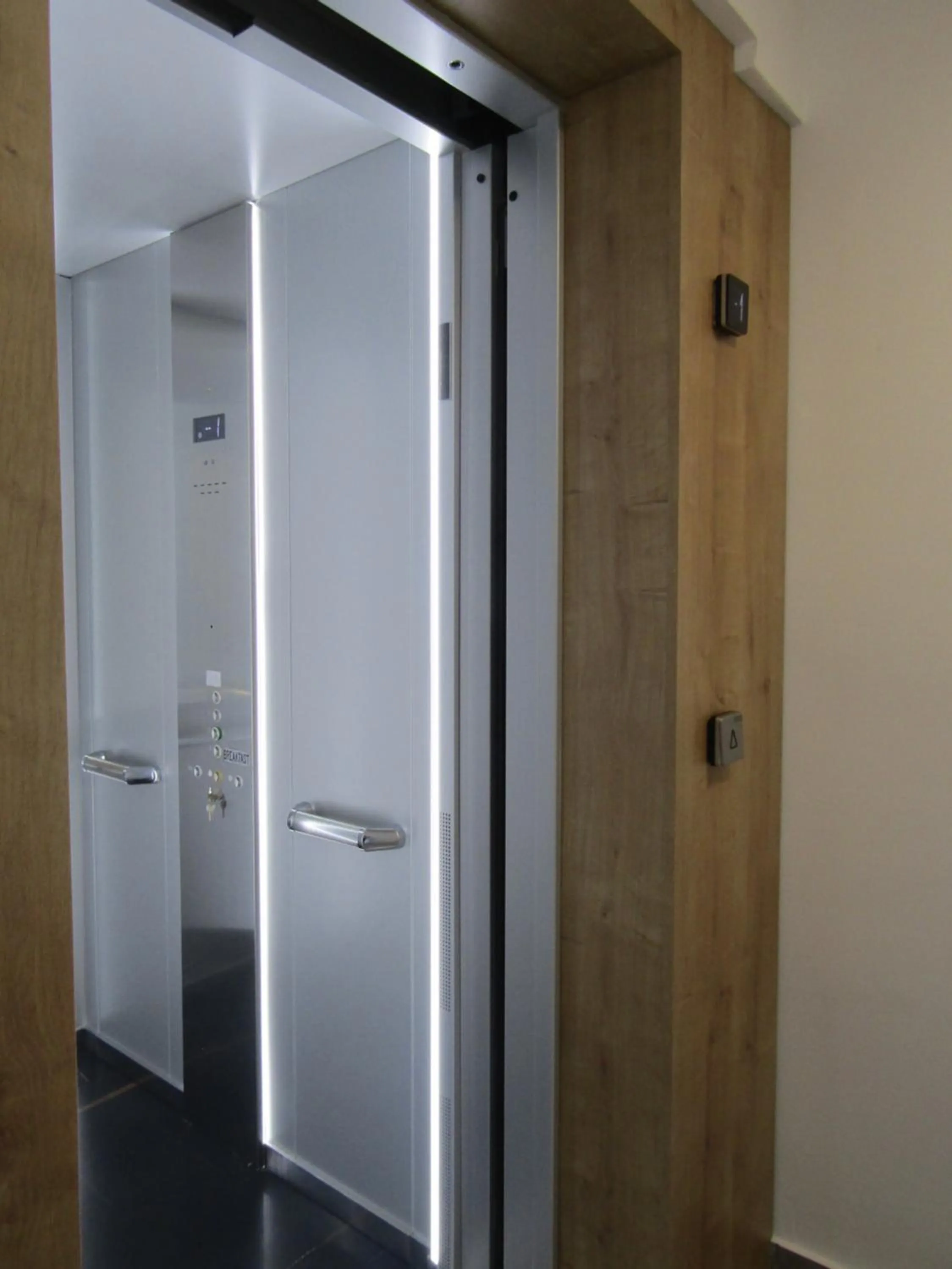 elevator in Beach Hotel Božikovina