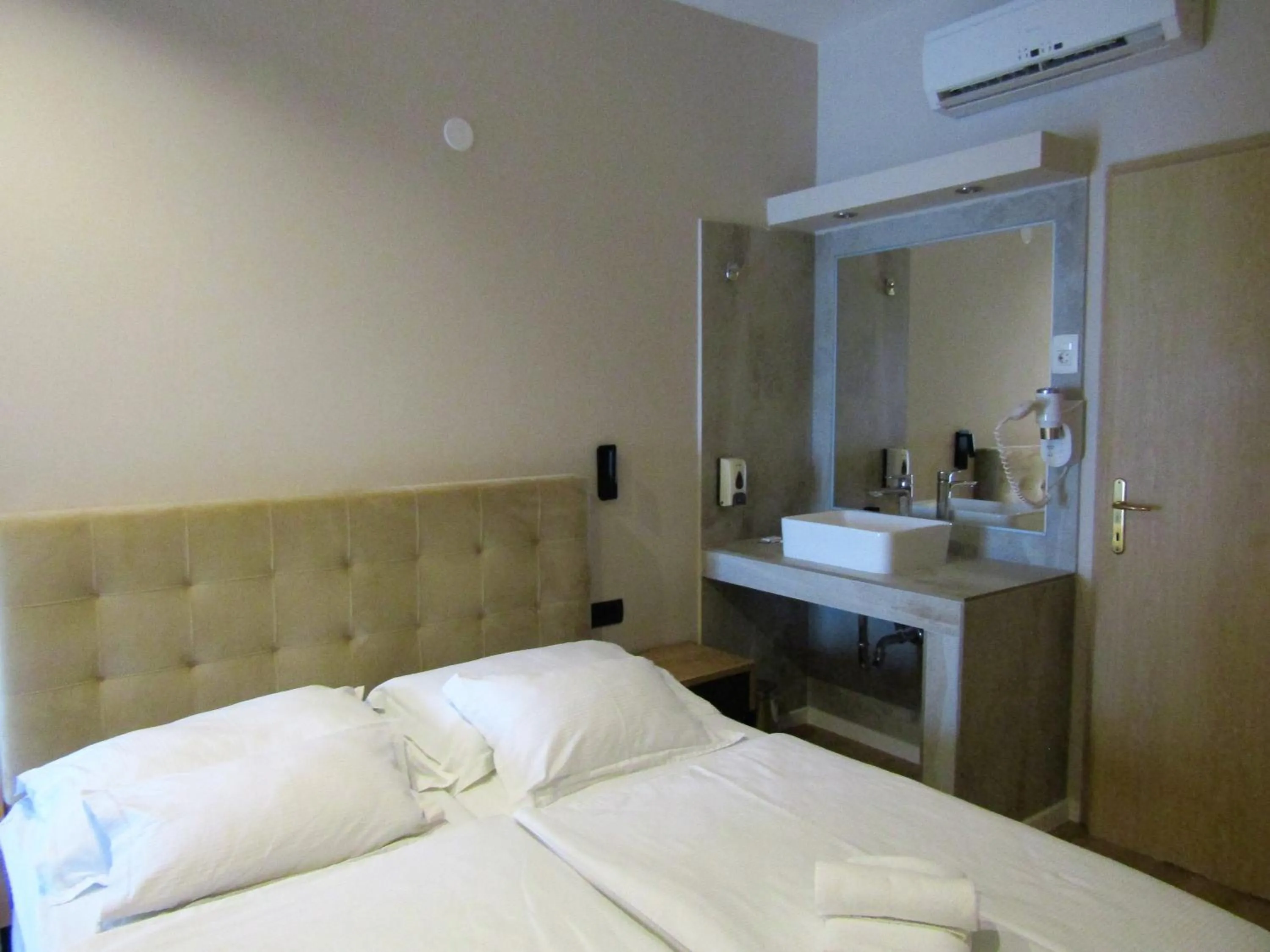 Bed in Beach Hotel Božikovina