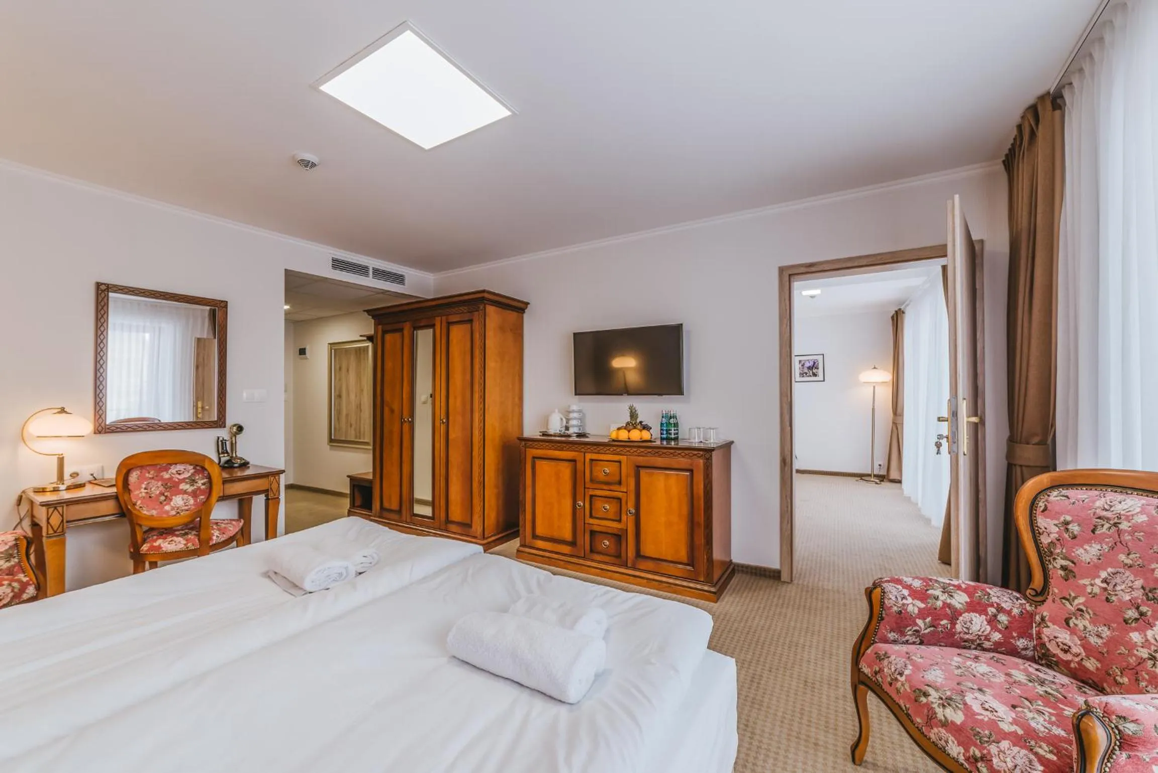 Photo of the whole room, Bed in Hotel Paryski Art & Business Zakopane - Basen Jacuzzi Sauna Małpi Gaj