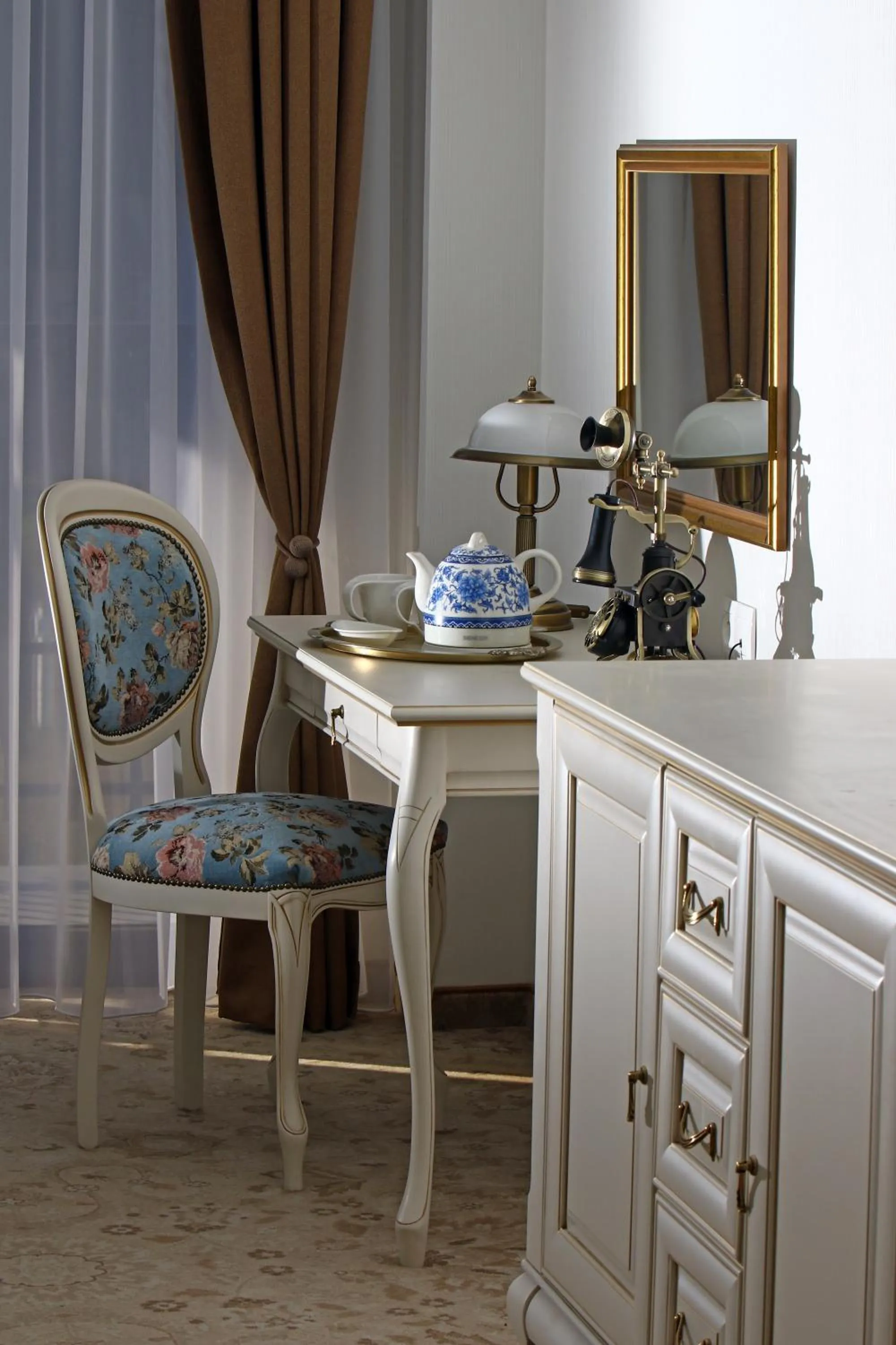 Photo of the whole room in Hotel Paryski Art & Business Zakopane - Basen Jacuzzi Sauna Małpi Gaj