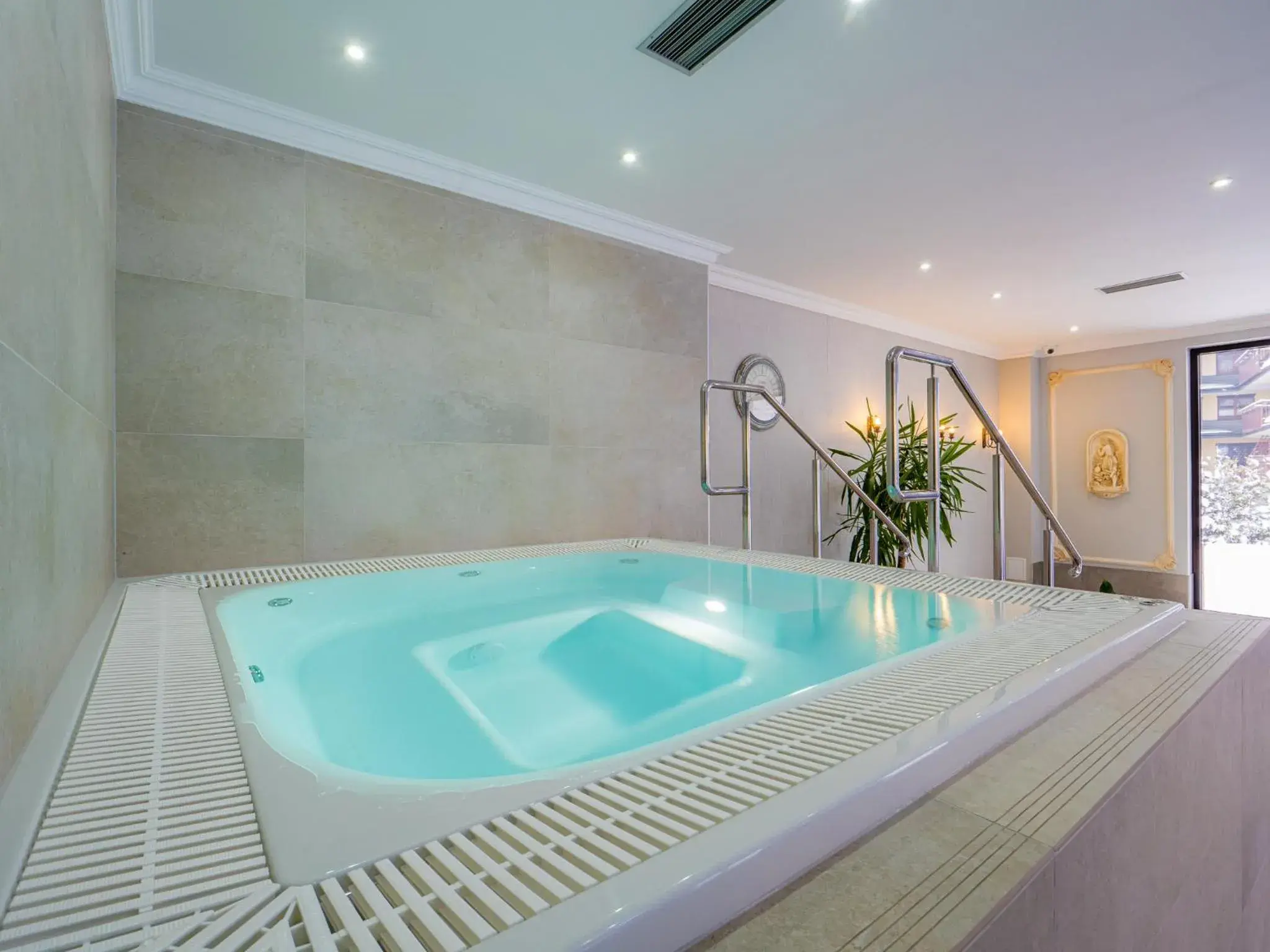 Property building in Hotel Paryski Art & Business Zakopane - Basen Jacuzzi Sauna Małpi Gaj Property building in Hotel Paryski Art & Business Zakopane - Basen Jacuzzi Sauna Małpi Gaj