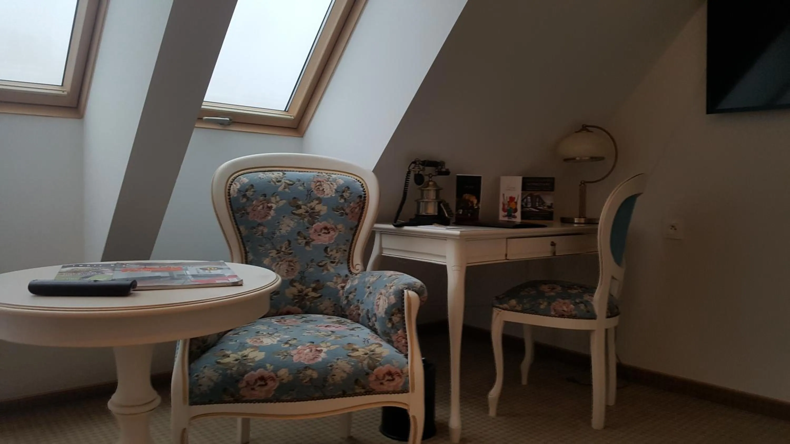 Photo of the whole room in Hotel Paryski Art & Business Zakopane - Basen Jacuzzi Sauna Małpi Gaj