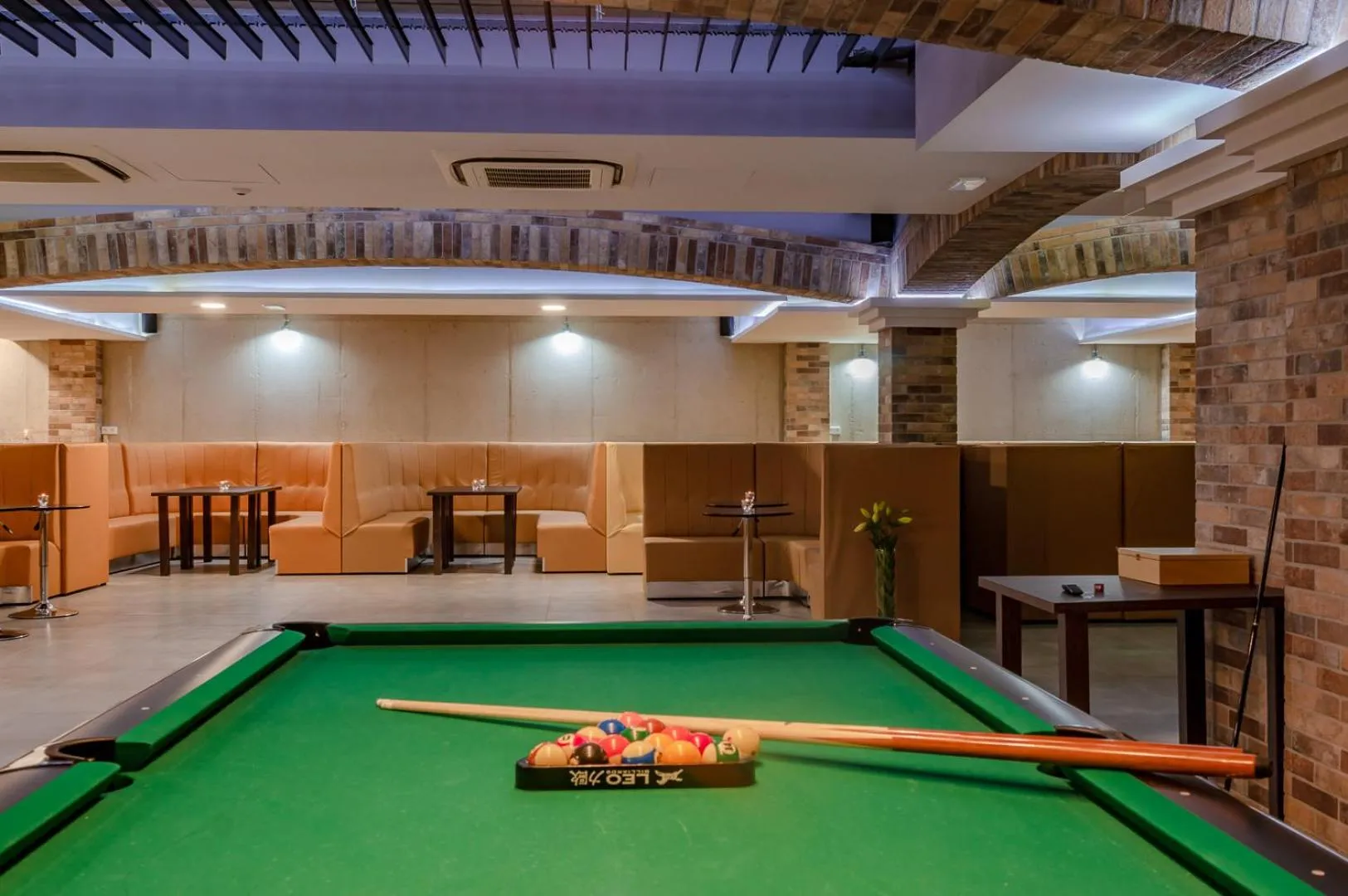 Billiard in Hotel Paryski Art & Business Zakopane - Basen Jacuzzi Sauna Małpi Gaj