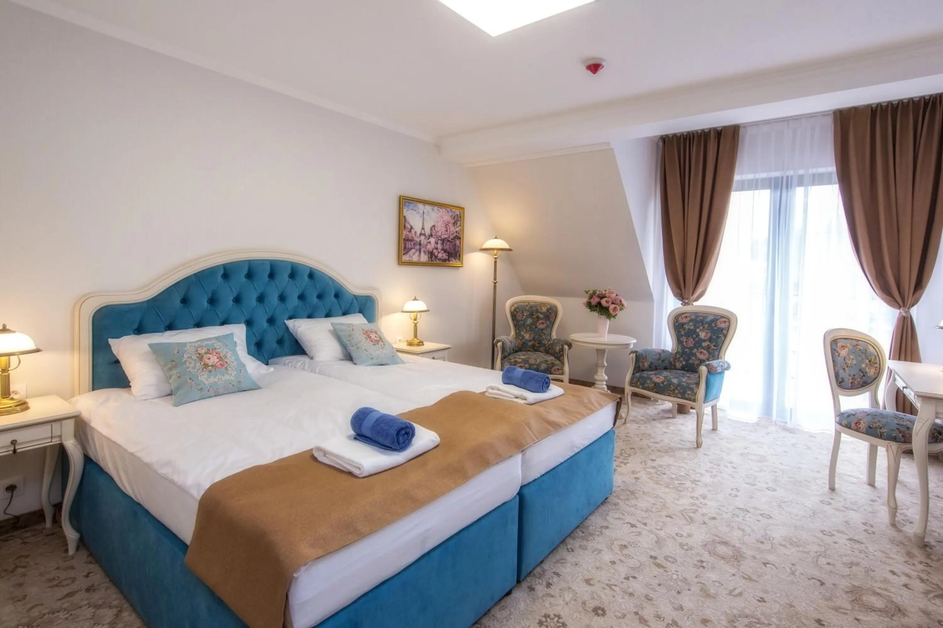 Photo of the whole room, Bed in Hotel Paryski Art & Business Zakopane - Basen Jacuzzi Sauna Małpi Gaj