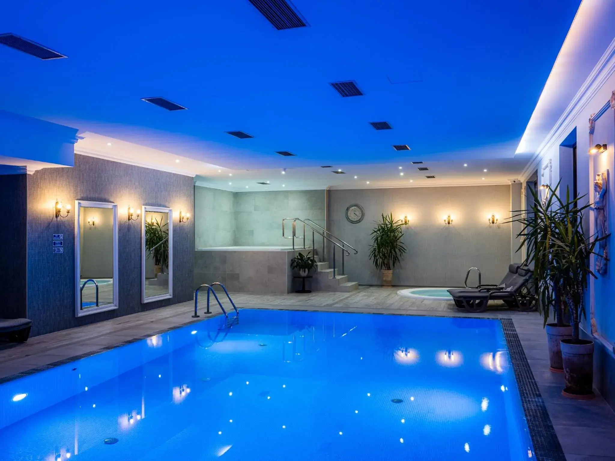 Property building in Hotel Paryski Art & Business Zakopane - Basen Jacuzzi Sauna Małpi Gaj Property building in Hotel Paryski Art & Business Zakopane - Basen Jacuzzi Sauna Małpi Gaj