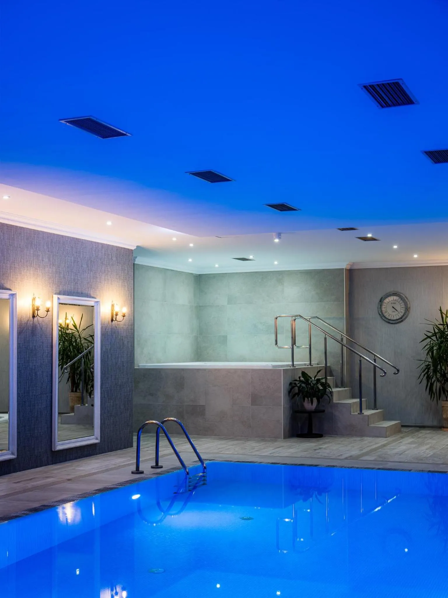 Property building in Hotel Paryski Art & Business Zakopane - Basen Jacuzzi Sauna Małpi Gaj