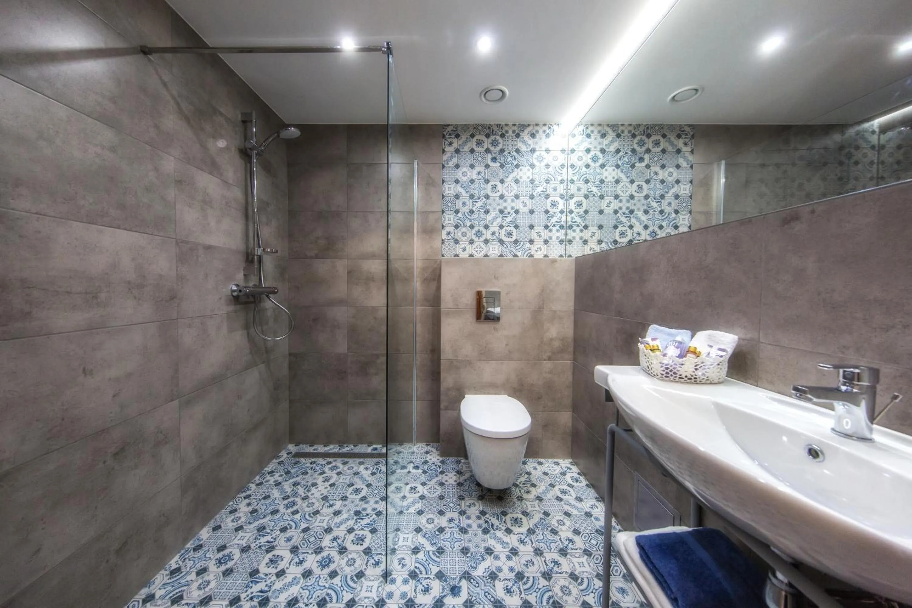 Shower in Hotel Paryski Art & Business Zakopane - Basen Jacuzzi Sauna Małpi Gaj