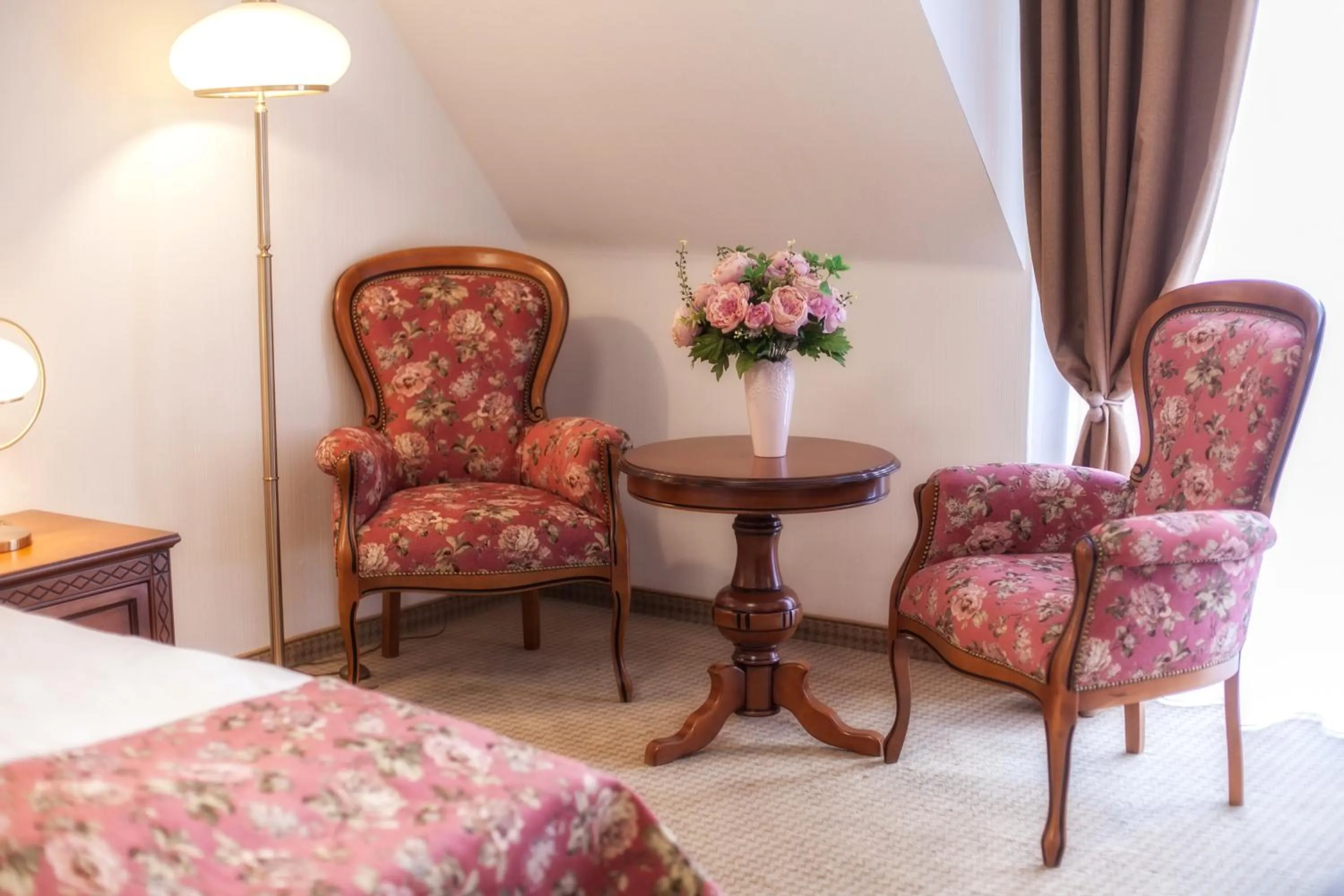 Decorative detail, Bed in Hotel Paryski Art & Business Zakopane - Basen Jacuzzi Sauna Małpi Gaj