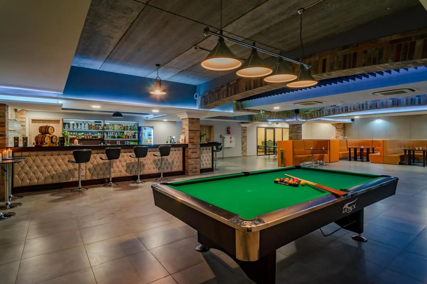 Billiard in Hotel Paryski Art & Business Zakopane - Basen Jacuzzi Sauna Małpi Gaj