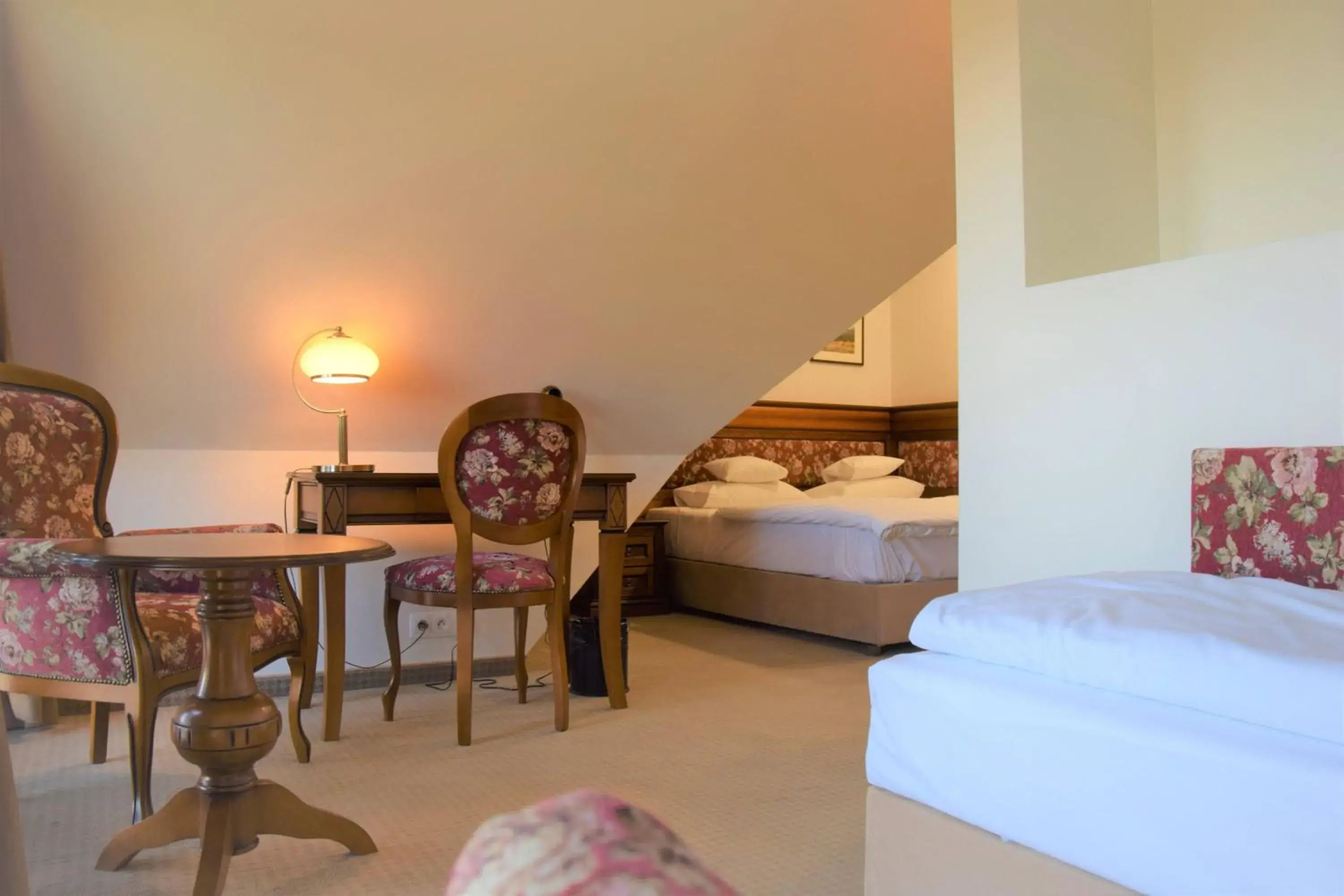 Property building, Bed in Hotel Paryski Art & Business Zakopane - Basen Jacuzzi Sauna Małpi Gaj Property building, Bed in Hotel Paryski Art & Business Zakopane - Basen Jacuzzi Sauna Małpi Gaj