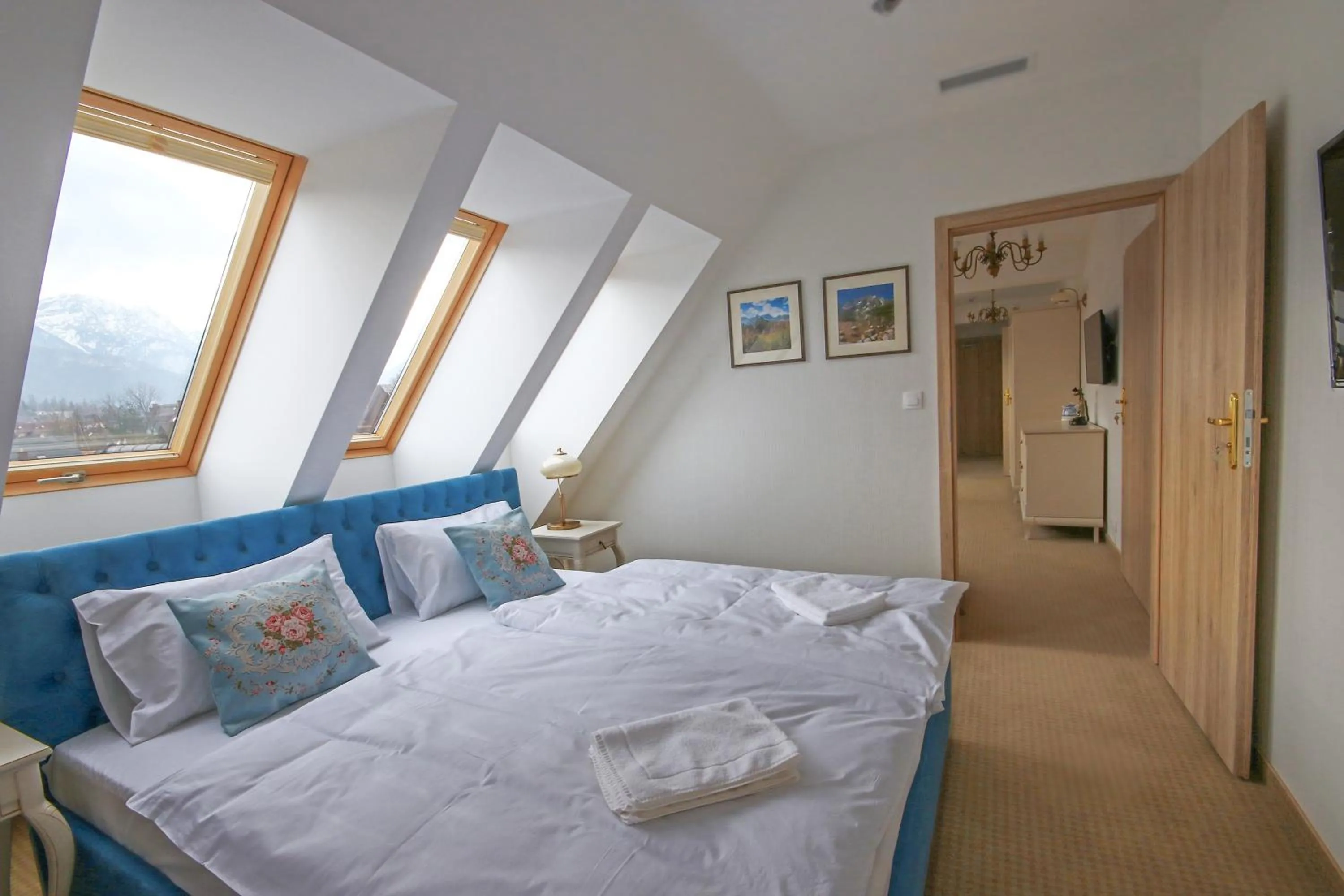 Photo of the whole room, Bed in Hotel Paryski Art & Business Zakopane - Basen Jacuzzi Sauna Małpi Gaj