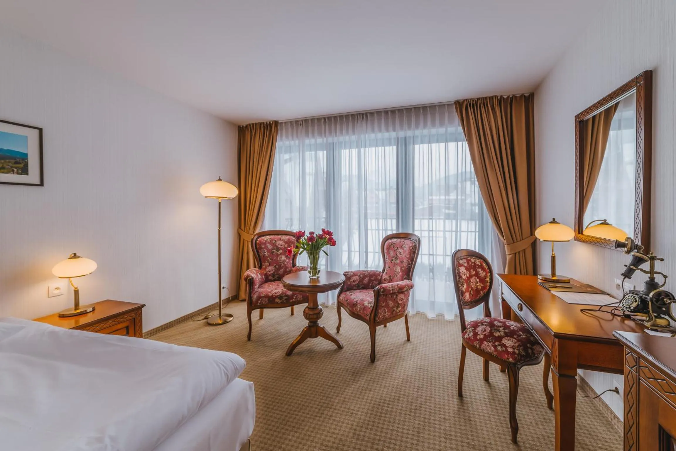 Photo of the whole room, Bed in Hotel Paryski Art & Business Zakopane - Basen Jacuzzi Sauna Małpi Gaj