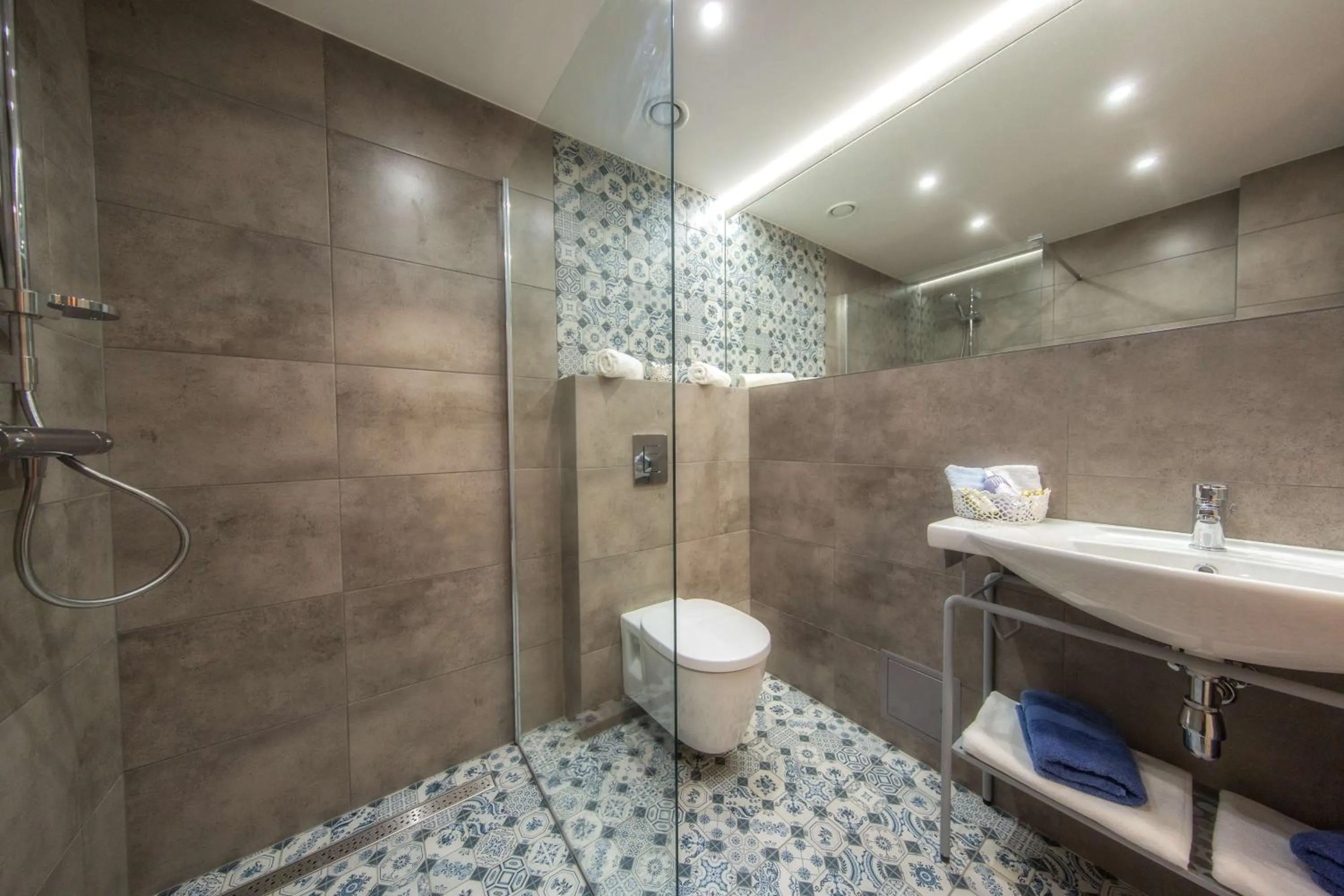 Bathroom in Hotel Paryski Art & Business Zakopane - Basen Jacuzzi Sauna Małpi Gaj