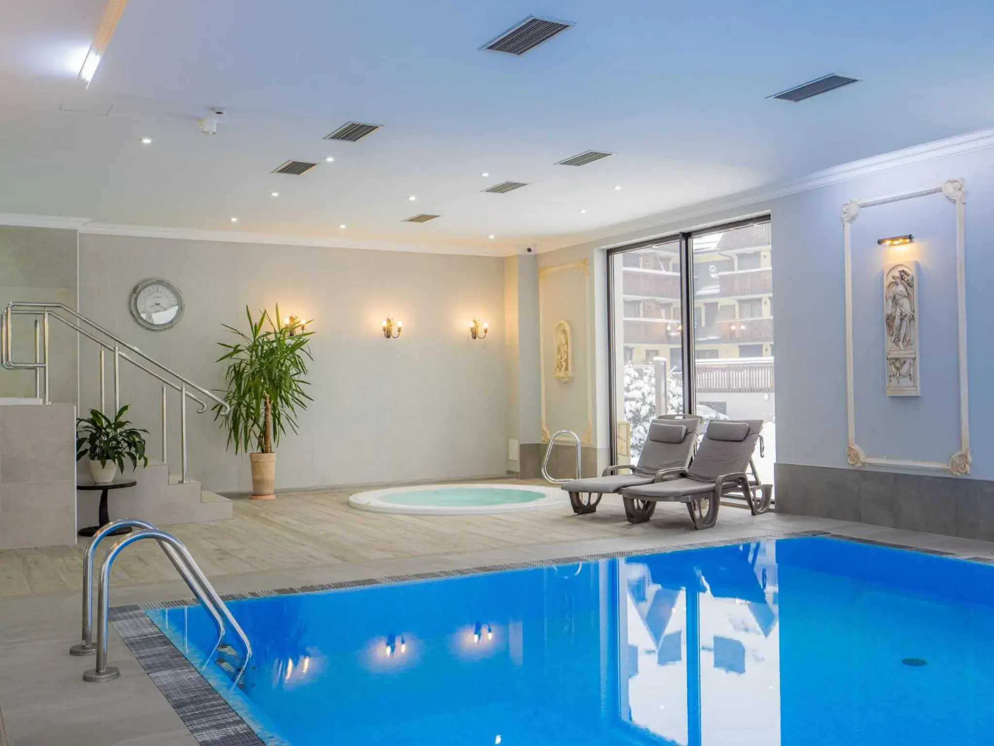 Property building in Hotel Paryski Art & Business Zakopane - Basen Jacuzzi Sauna Małpi Gaj Property building in Hotel Paryski Art & Business Zakopane - Basen Jacuzzi Sauna Małpi Gaj