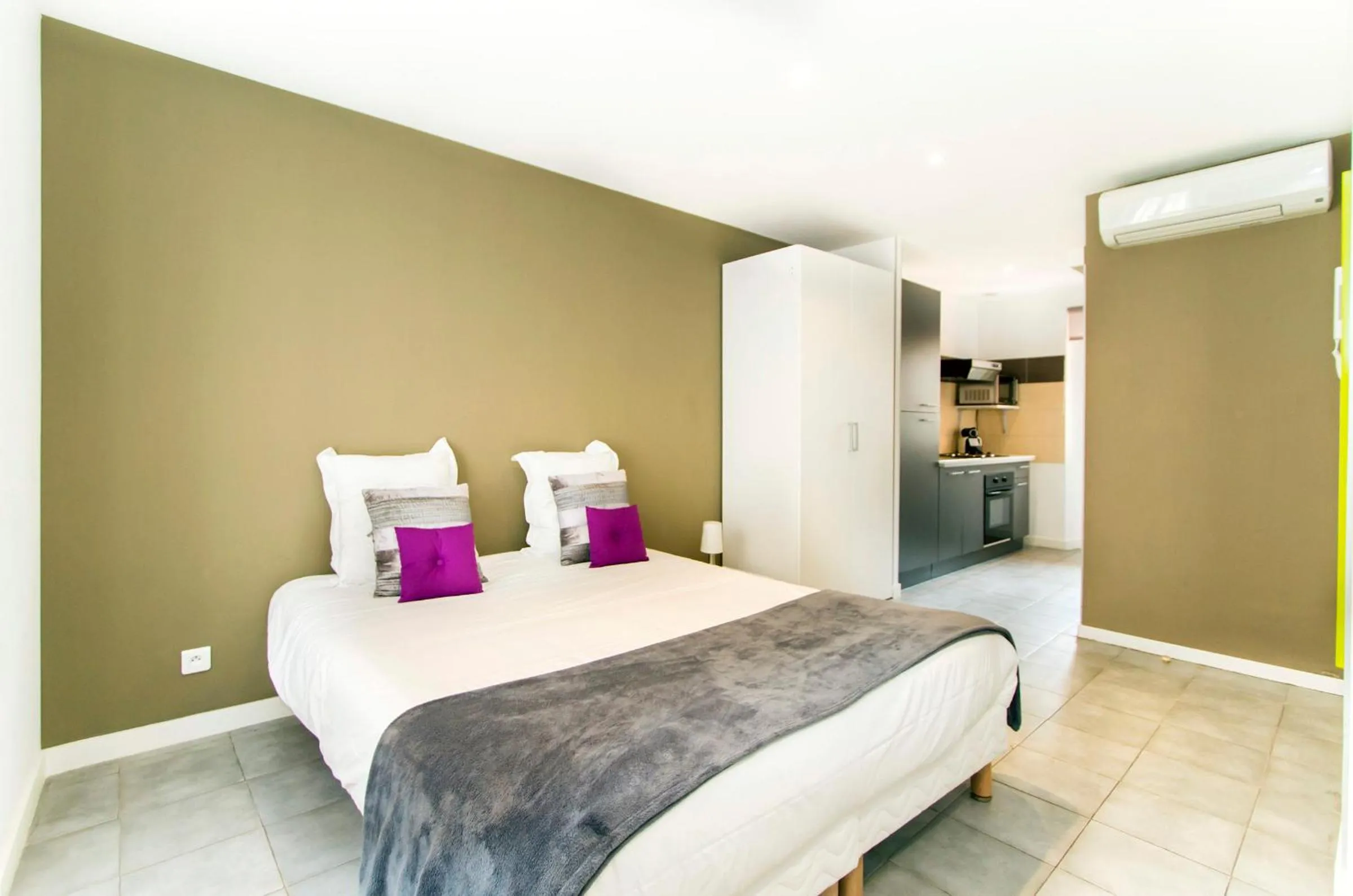 Photo of the whole room, Bed in Florella Achard Apartment