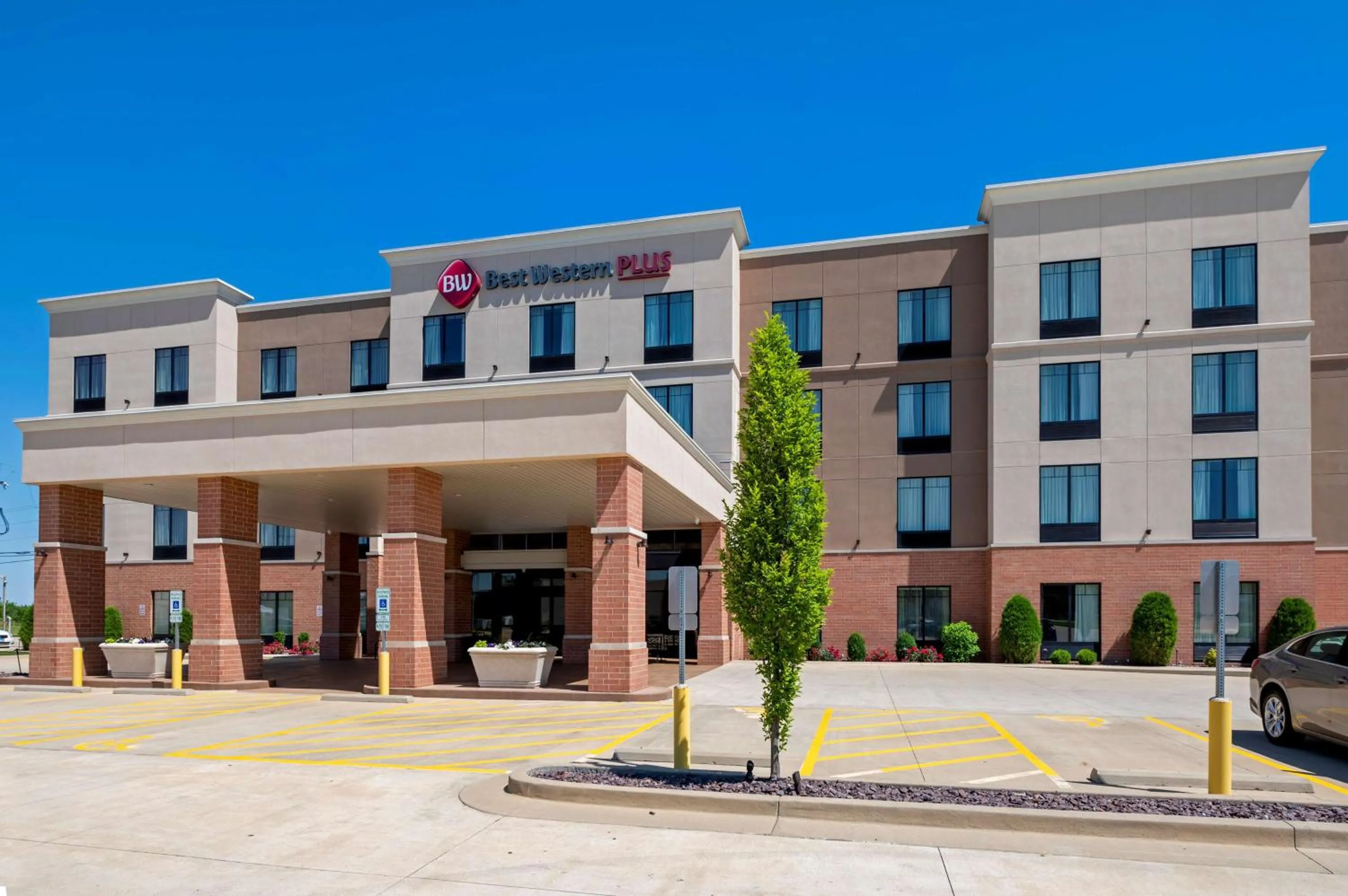 Property building in Best Western Plus Centralia Hotel & Suites