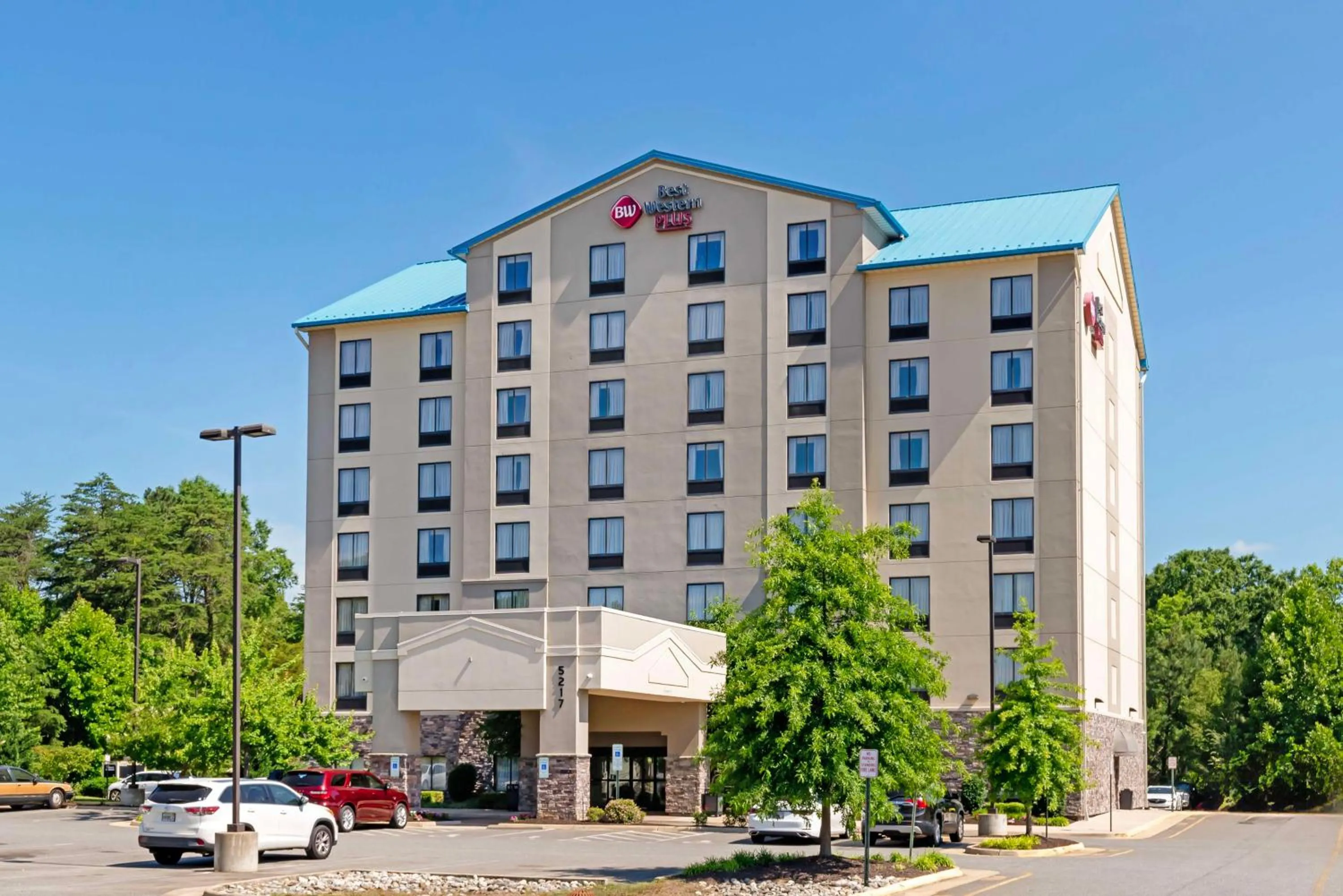 Property building in Best Western Plus Thornburg Inn & Suites