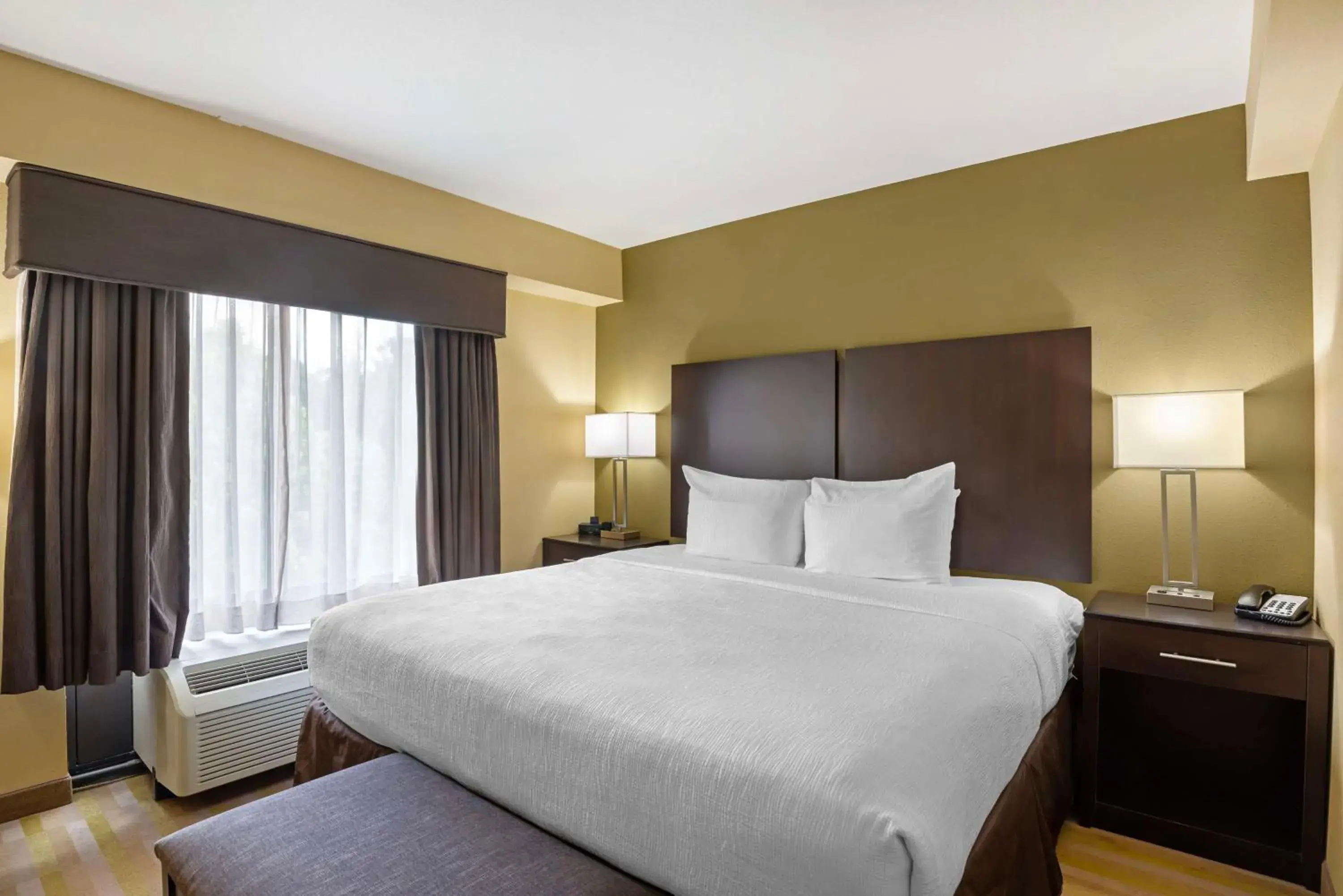 Bedroom, Bed in Best Western Plus Thornburg Inn & Suites Bedroom, Bed in Best Western Plus Thornburg Inn & Suites