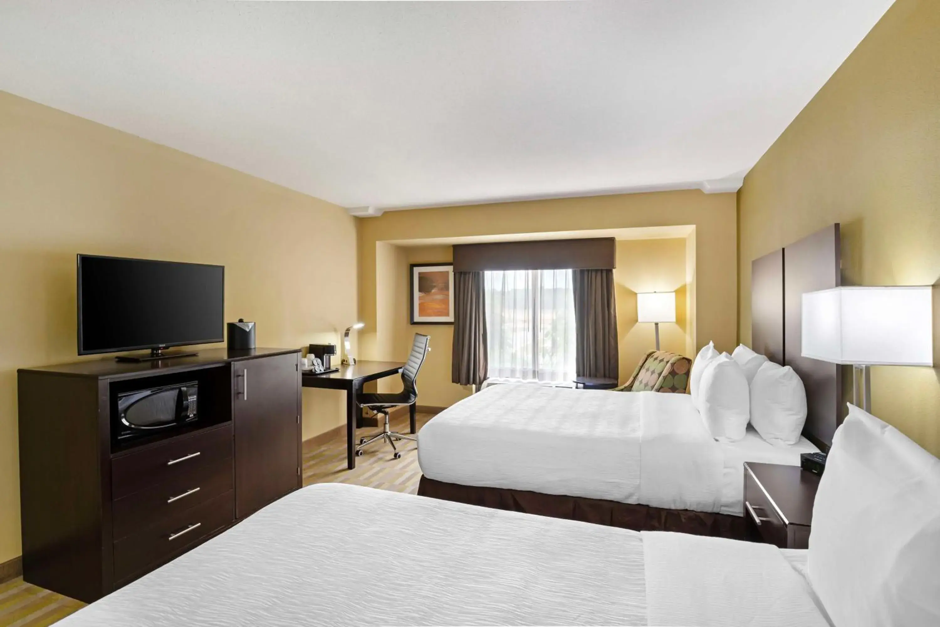 Queen Room with Two Queen Beds in Best Western Plus Thornburg Inn & Suites Queen Room with Two Queen Beds in Best Western Plus Thornburg Inn & Suites