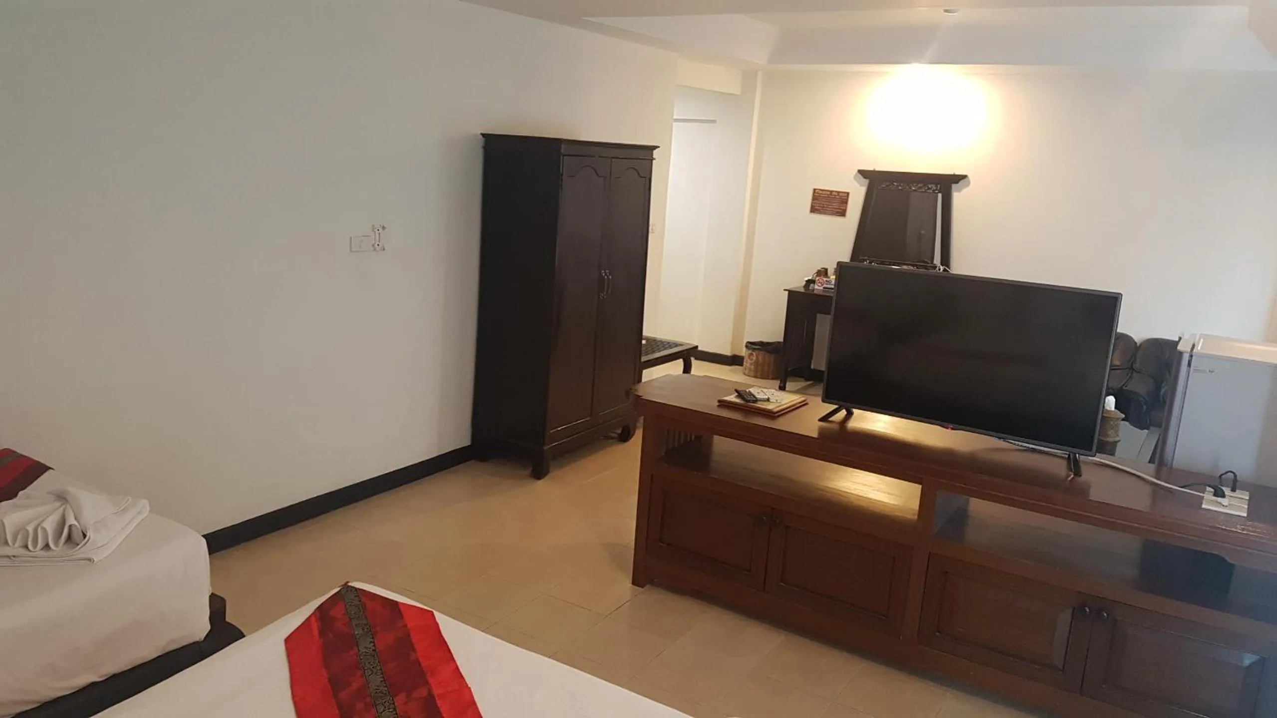 TV and multimedia, Bed in Wangburapa Grand Hotel