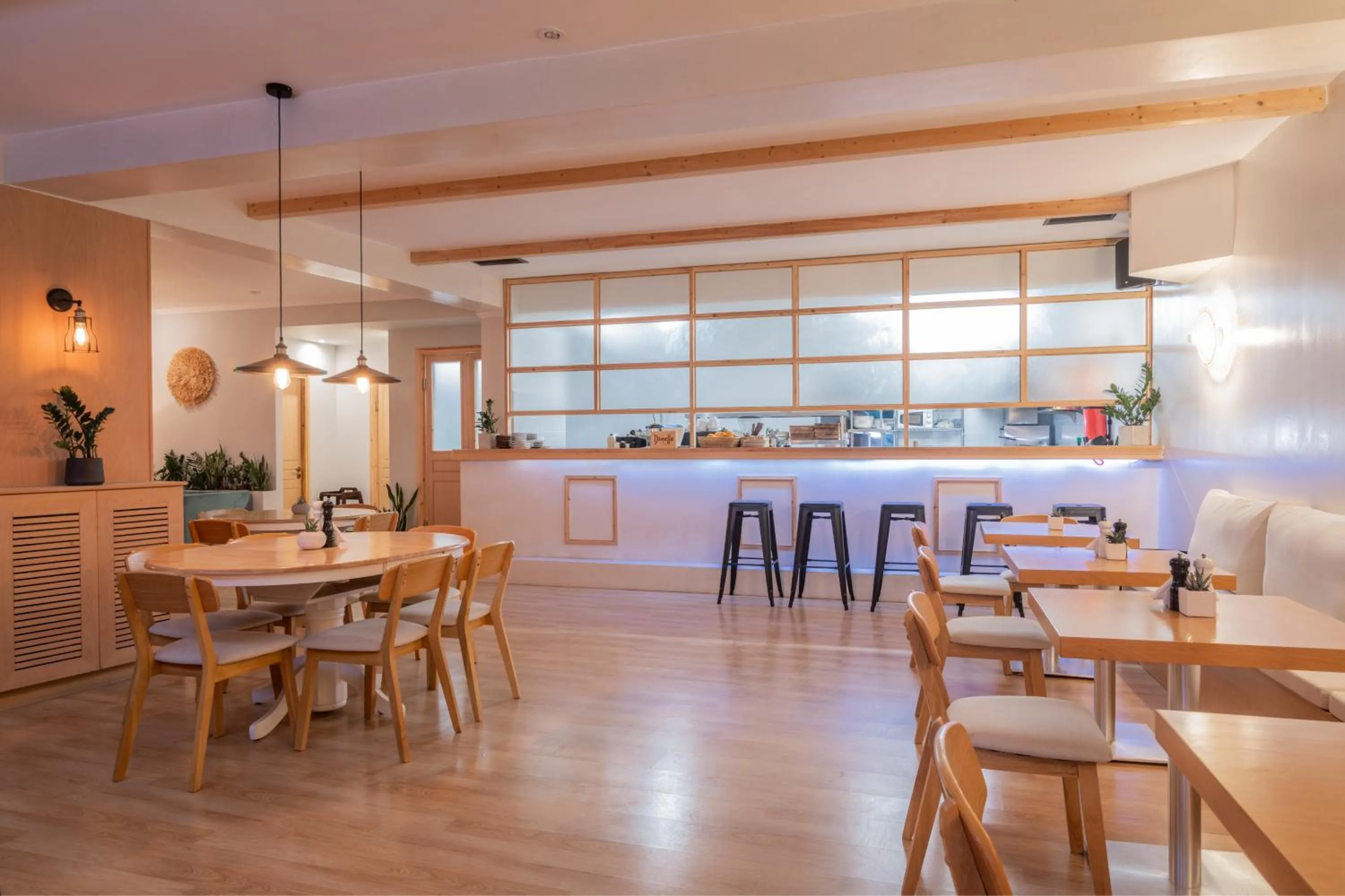 Restaurant/places to eat in Alykes View Apartments