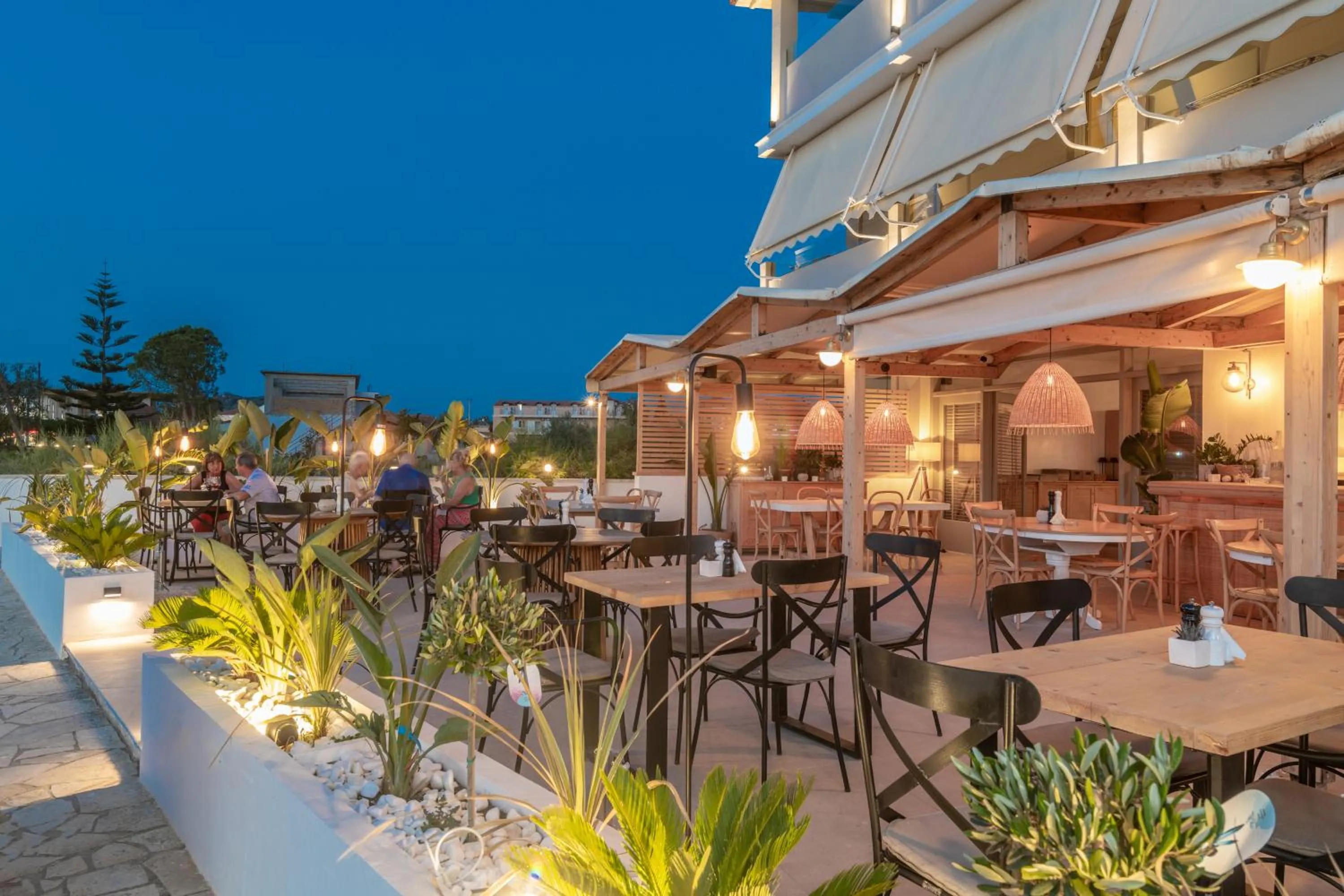 Restaurant/places to eat in Alykes View Apartments