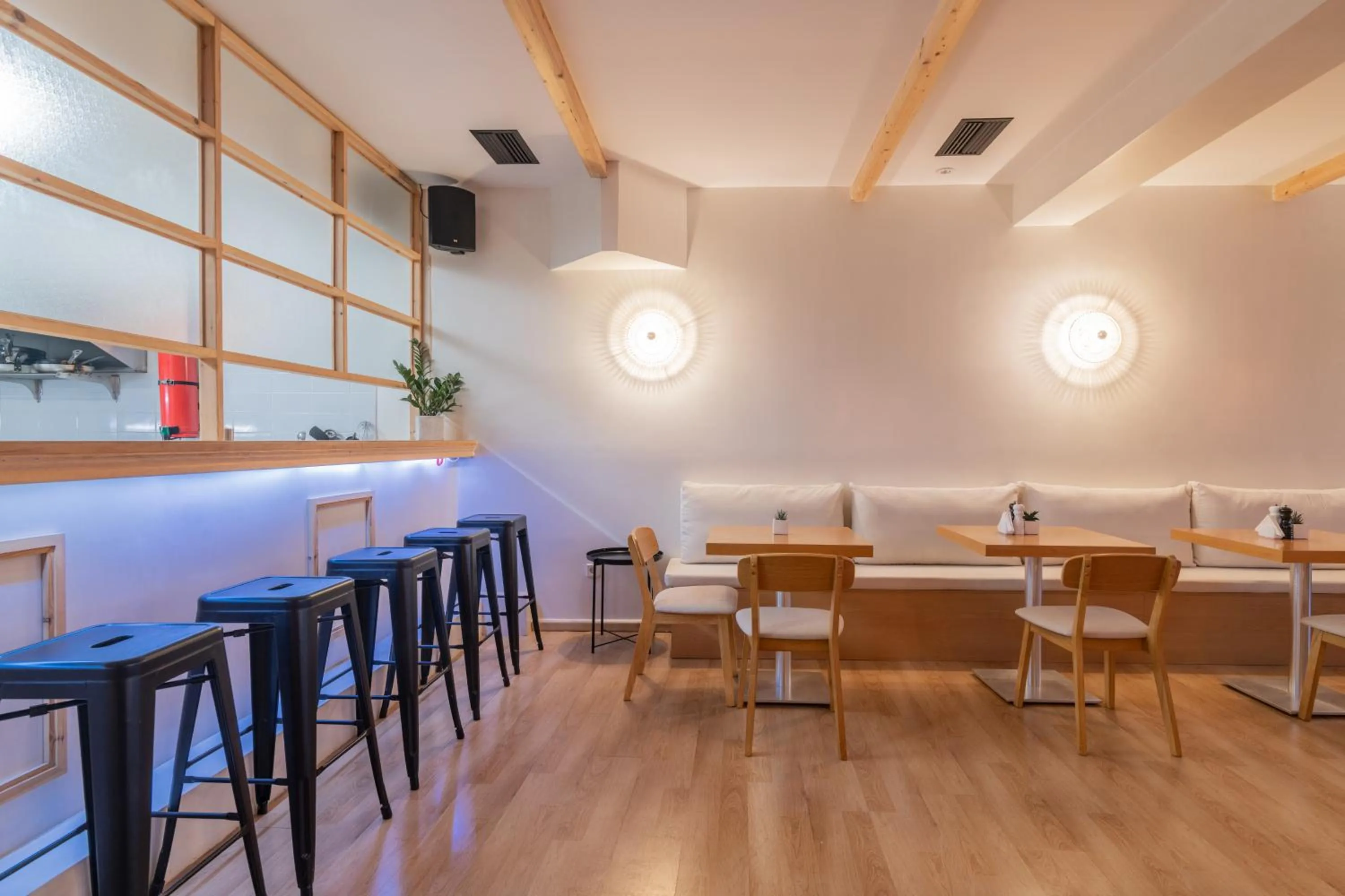 Restaurant/places to eat in Alykes View Apartments