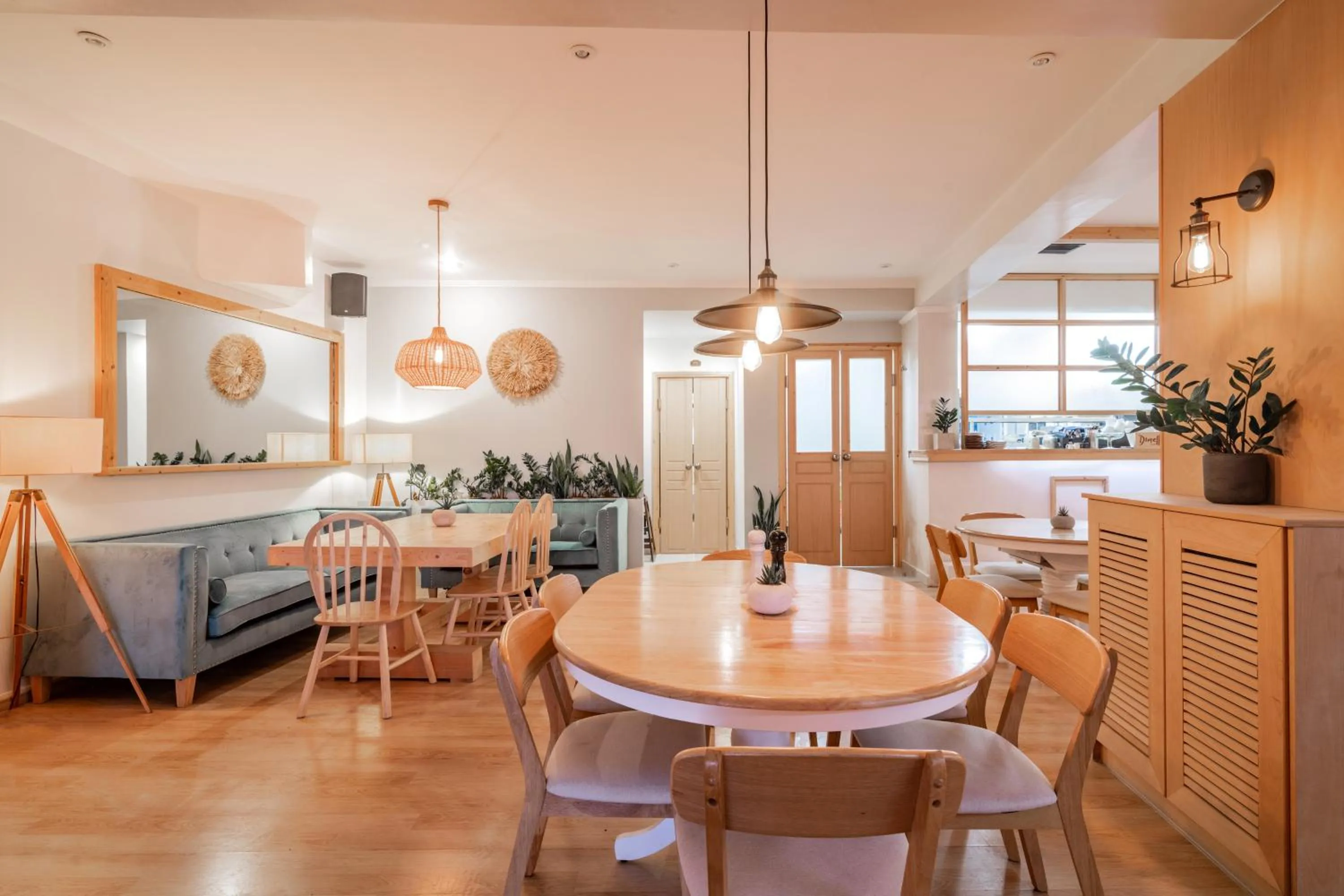 Restaurant/places to eat in Alykes View Apartments