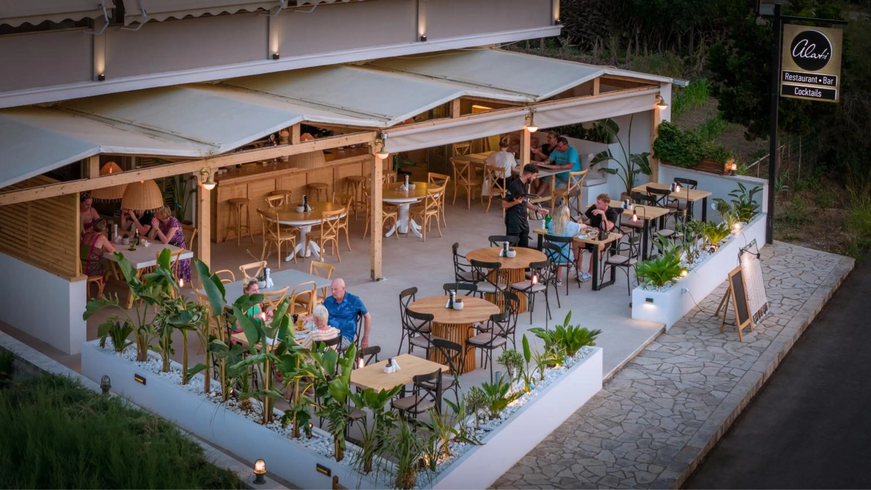 Restaurant/places to eat in Alykes View Apartments