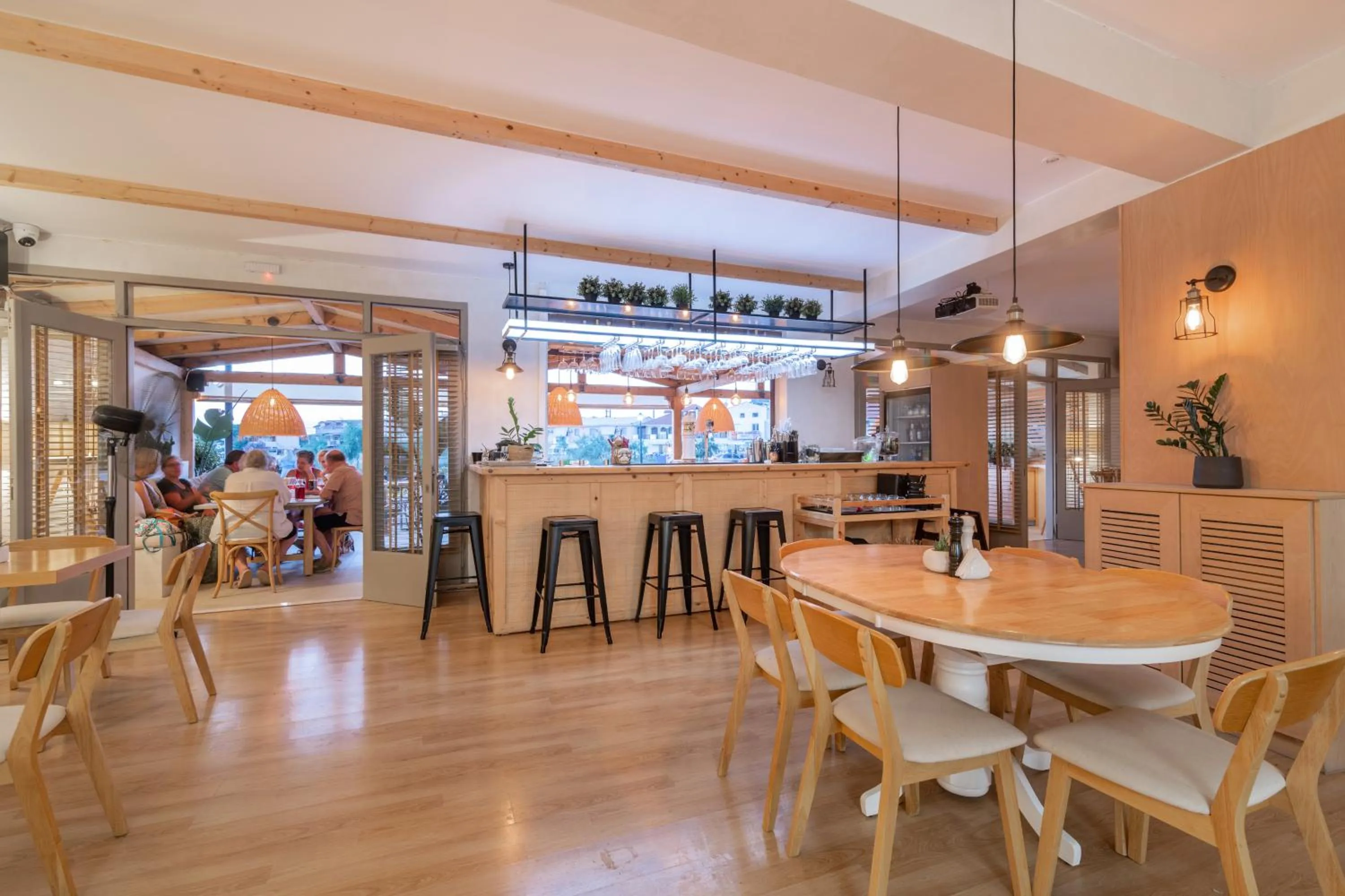 Restaurant/places to eat in Alykes View Apartments