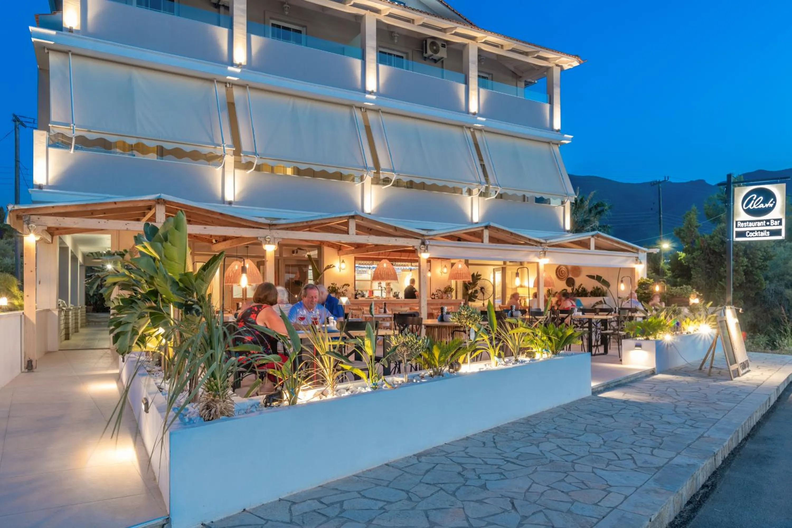 Restaurant/places to eat in Alykes View Apartments