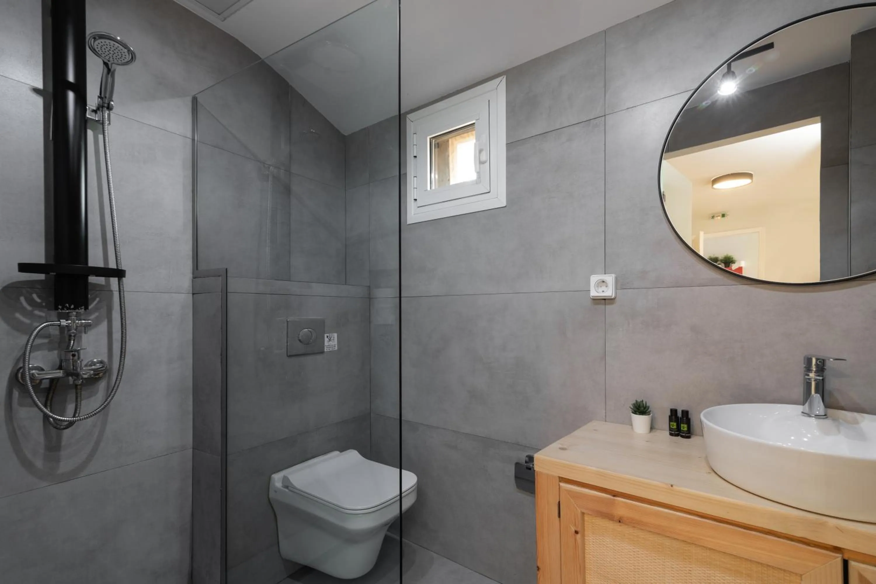 Shower in Alykes View Apartments