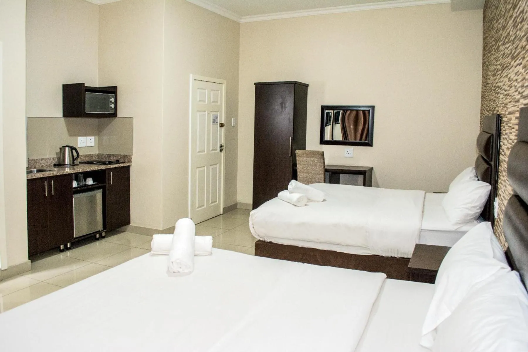 Kitchen or kitchenette, Bed in Bayside Hotel Pietermaritzburg