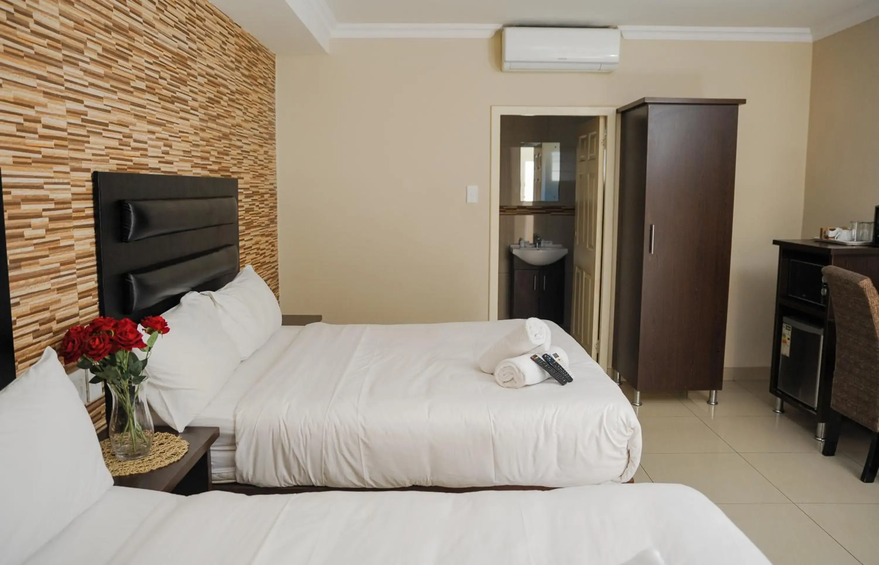 Inner courtyard view, Bed in Bayside Hotel Pietermaritzburg Inner courtyard view, Bed in Bayside Hotel Pietermaritzburg