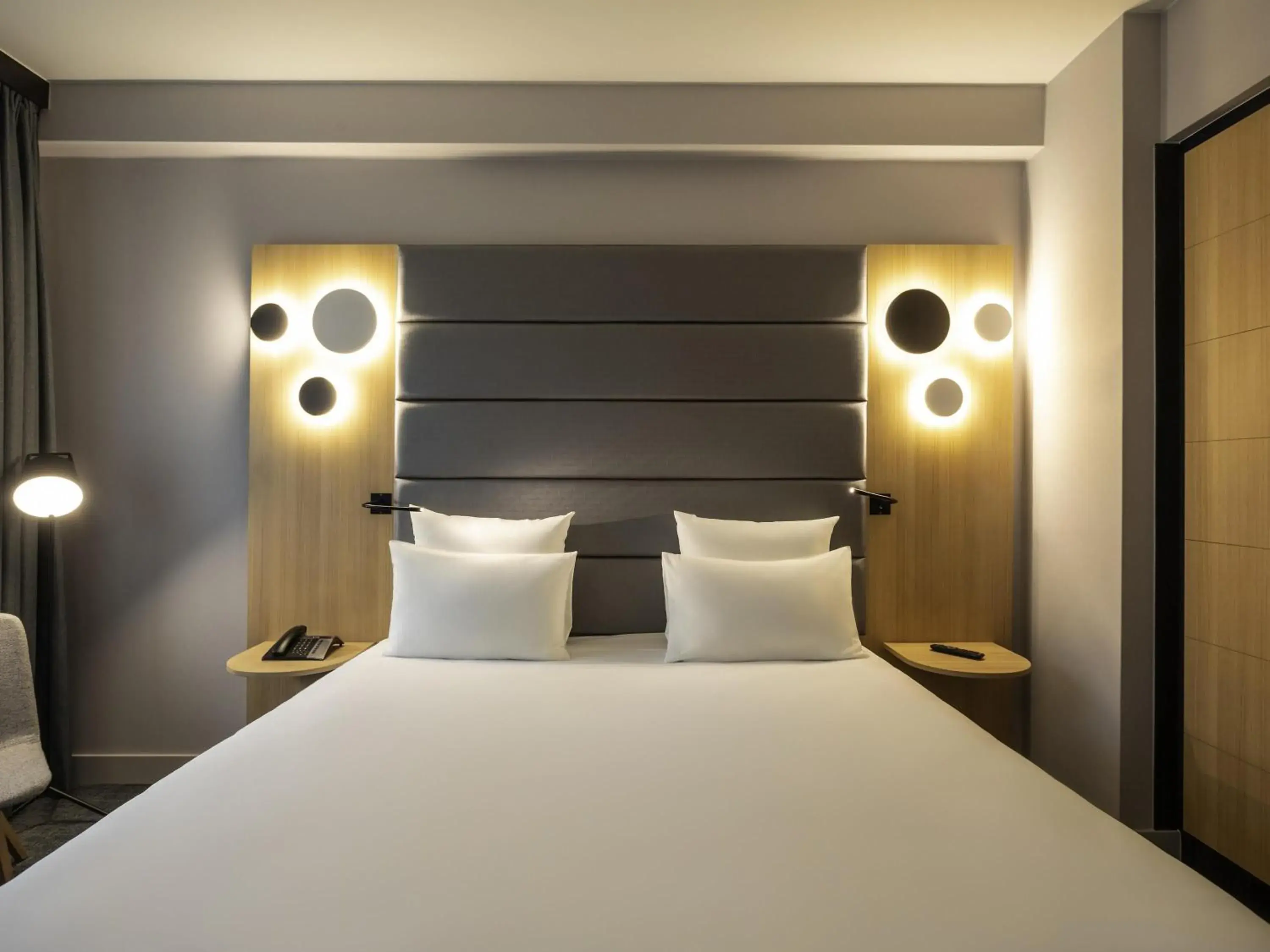 Property building, Bed in Novotel Brussels Centre Midi Property building, Bed in Novotel Brussels Centre Midi