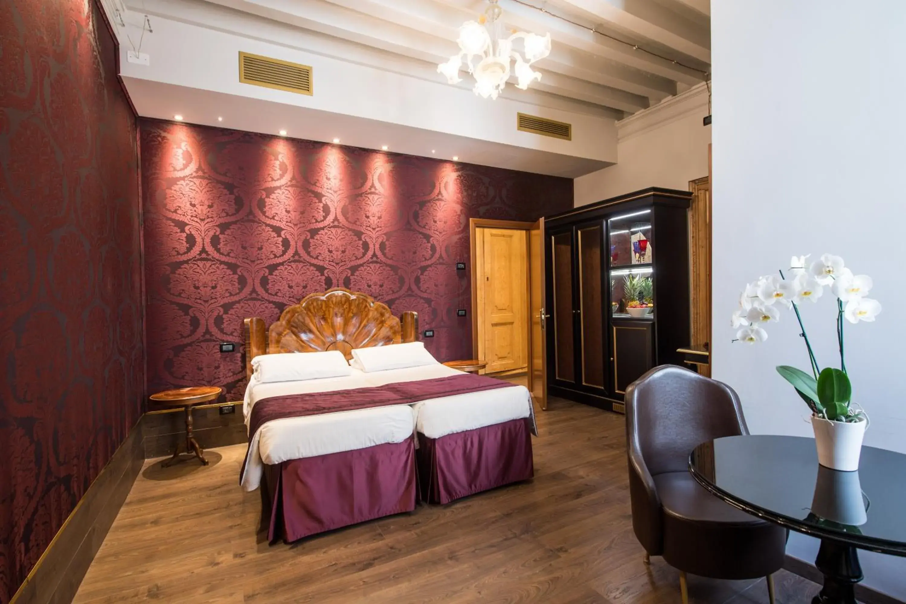 Bedroom, Bed in Locanda Leon Bianco on the Grand Canal Bedroom, Bed in Locanda Leon Bianco on the Grand Canal
